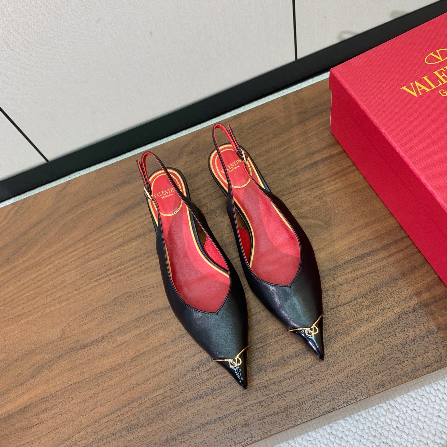 【Valent*no】小猫跟后空单鞋。名媛气质女人味十足，怎么搭配都好看。鞋面牛皮，羊皮内里及垫。真皮大