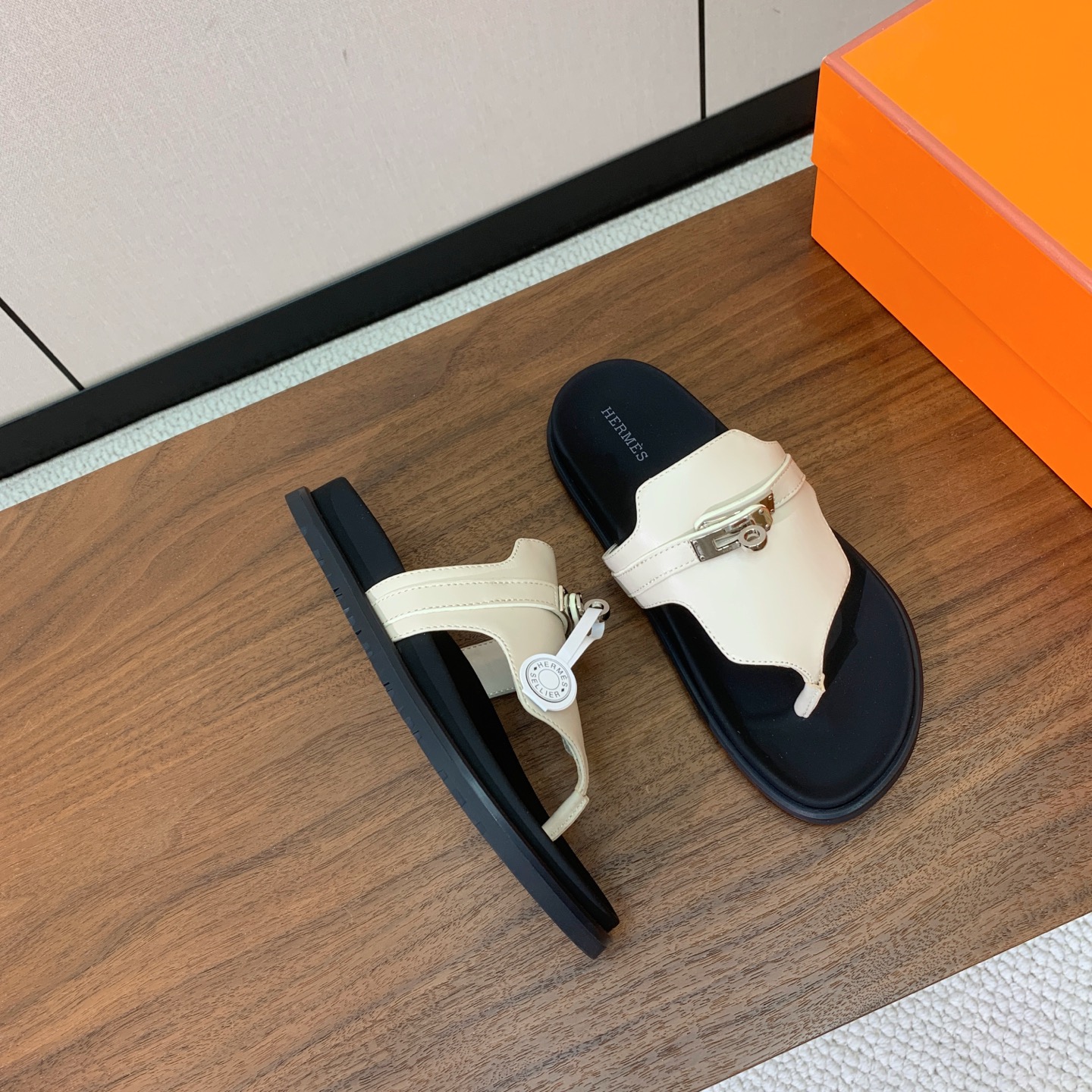 【Herm*s】情侣款人字拖。上脚简直太舒服了！憨厚又可爱！鞋面牛皮、羊京。开模TPU防滑大底。码数：女