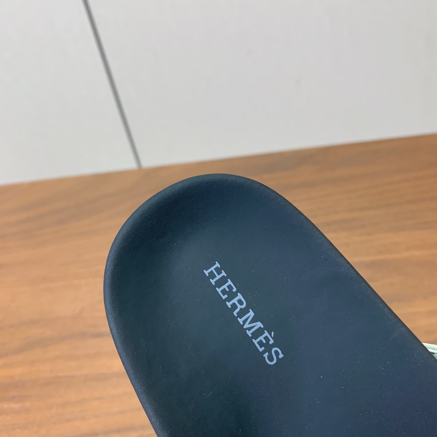 【Herm*s】情侣款人字拖。上脚简直太舒服了！憨厚又可爱！鞋面牛皮、羊京。开模TPU防滑大底。码数：女