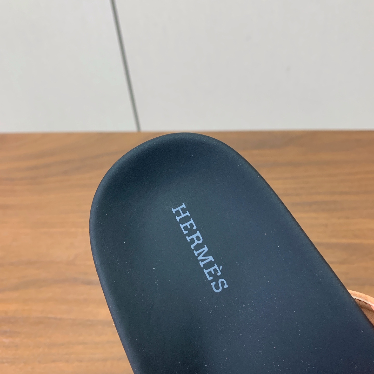 【Herm*s】情侣款人字拖。上脚简直太舒服了！憨厚又可爱！鞋面牛皮、羊京。开模TPU防滑大底（部分颜色