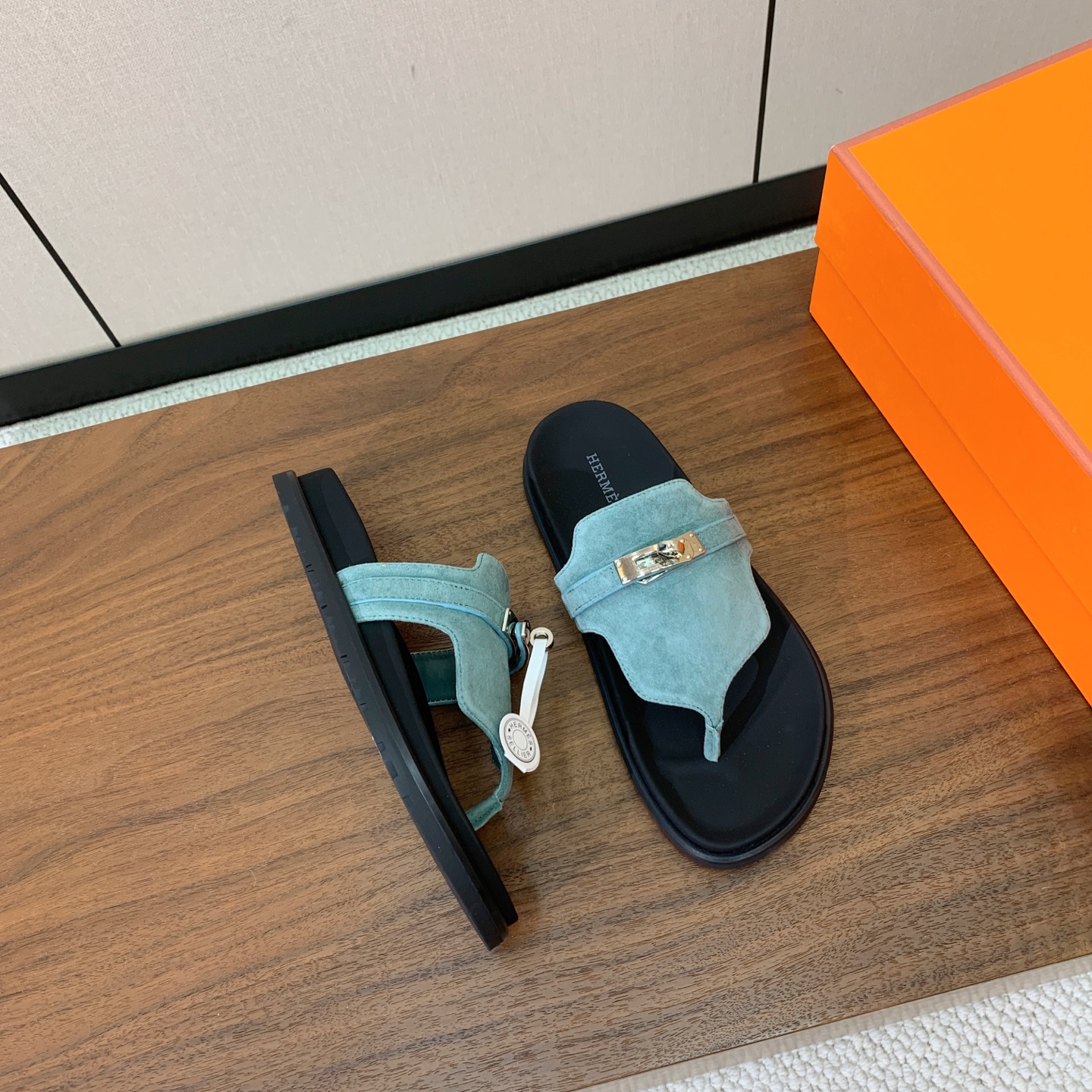 【Herm*s】情侣款人字拖。上脚简直太舒服了！憨厚又可爱！鞋面牛皮、羊京。开模TPU防滑大底（部分颜色
