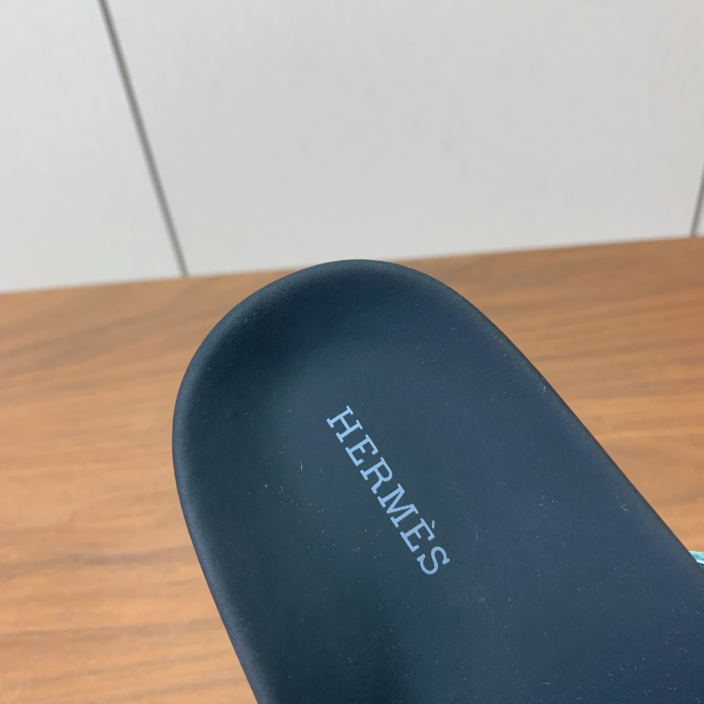 【Herm*s】情侣款人字拖。上脚简直太舒服了！憨厚又可爱！鞋面牛皮、羊京。开模TPU防滑大底（部分颜色