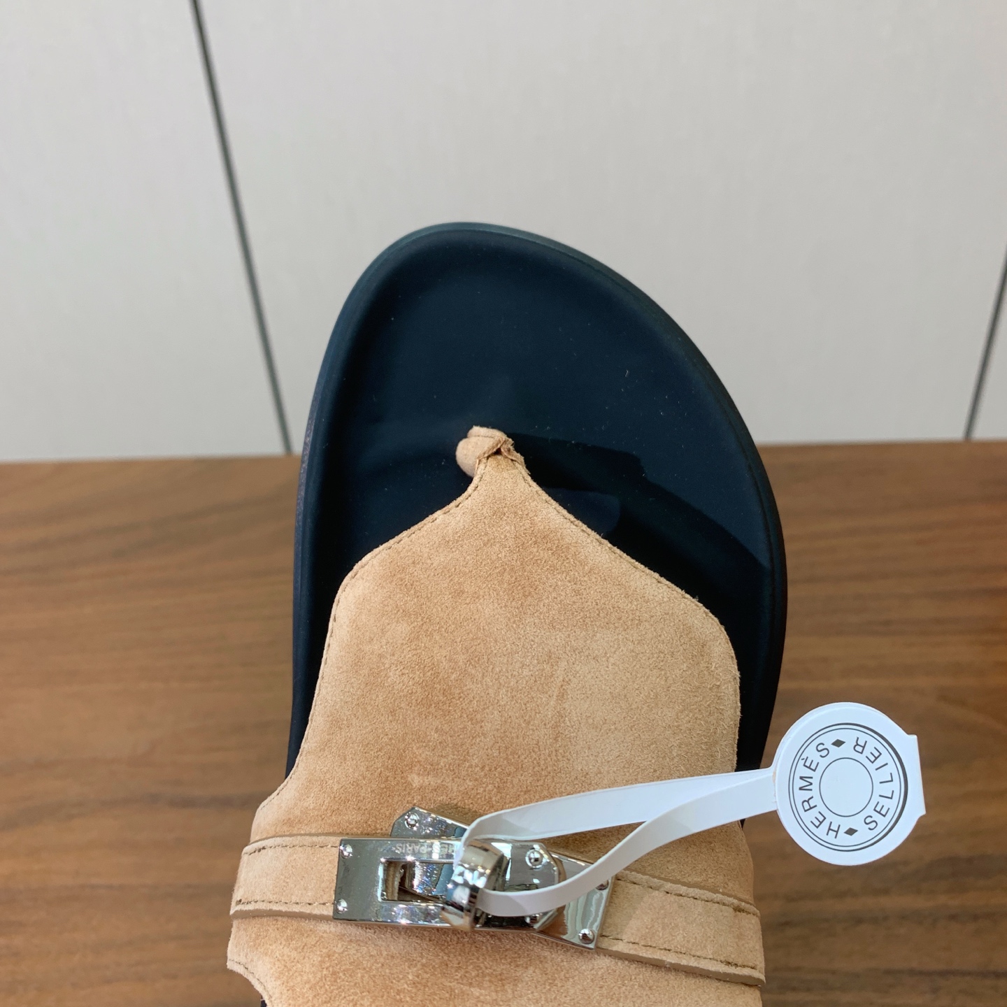 【Herm*s】情侣款人字拖。上脚简直太舒服了！憨厚又可爱！鞋面牛皮、羊京。开模TPU防滑大底（部分颜色