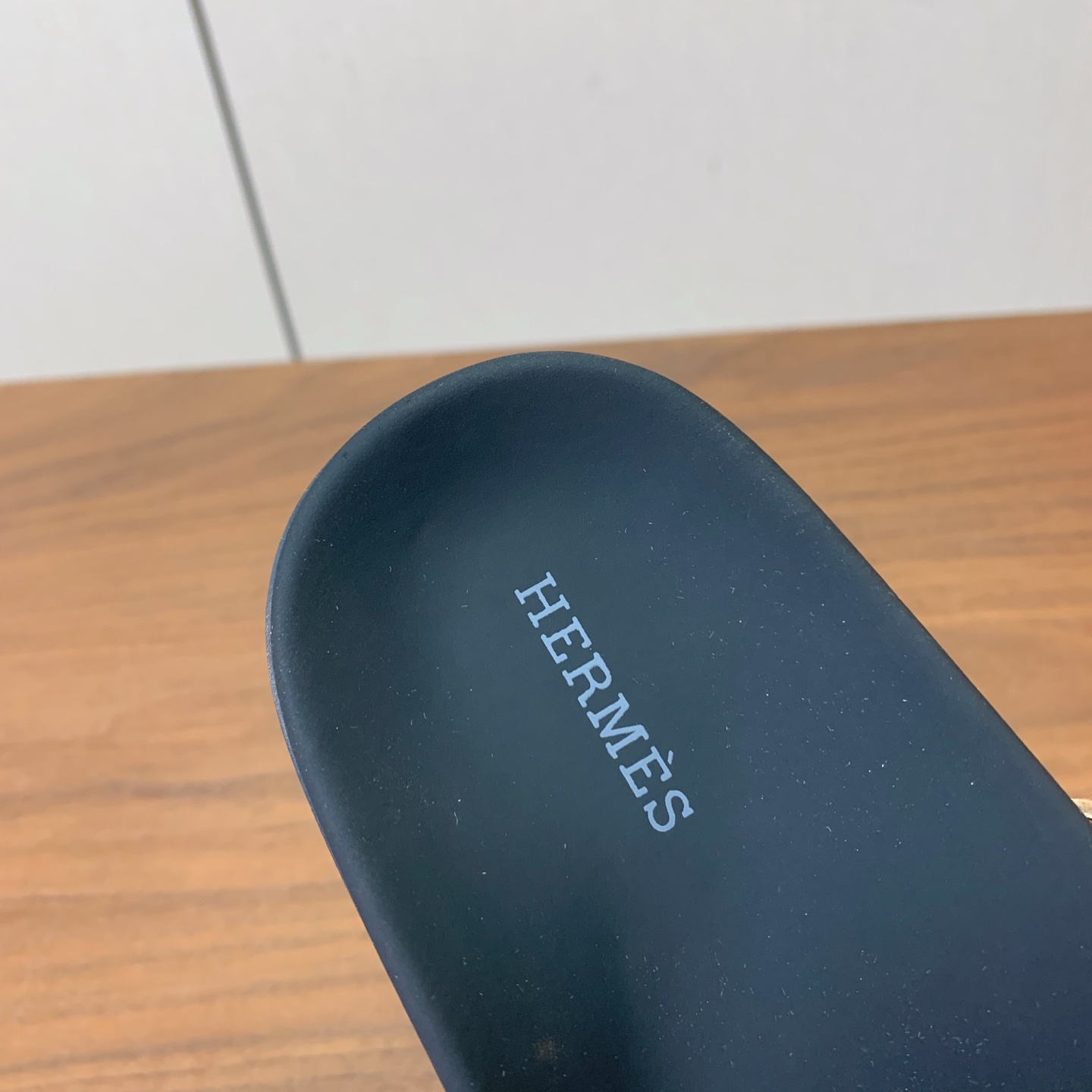 【Herm*s】情侣款人字拖。上脚简直太舒服了！憨厚又可爱！鞋面牛皮、羊京。开模TPU防滑大底（部分颜色