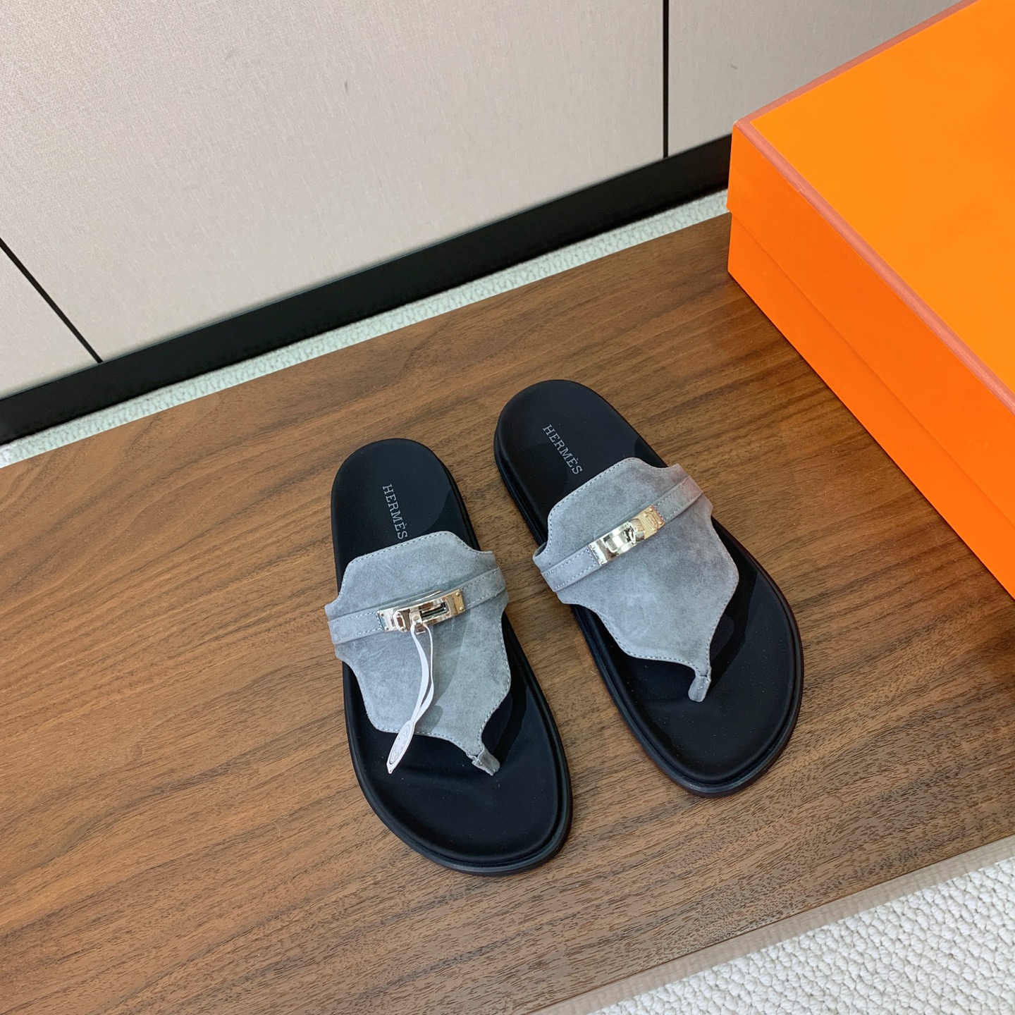 【Herm*s】情侣款人字拖。上脚简直太舒服了！憨厚又可爱！鞋面牛皮、羊京。开模TPU防滑大底（部分颜色