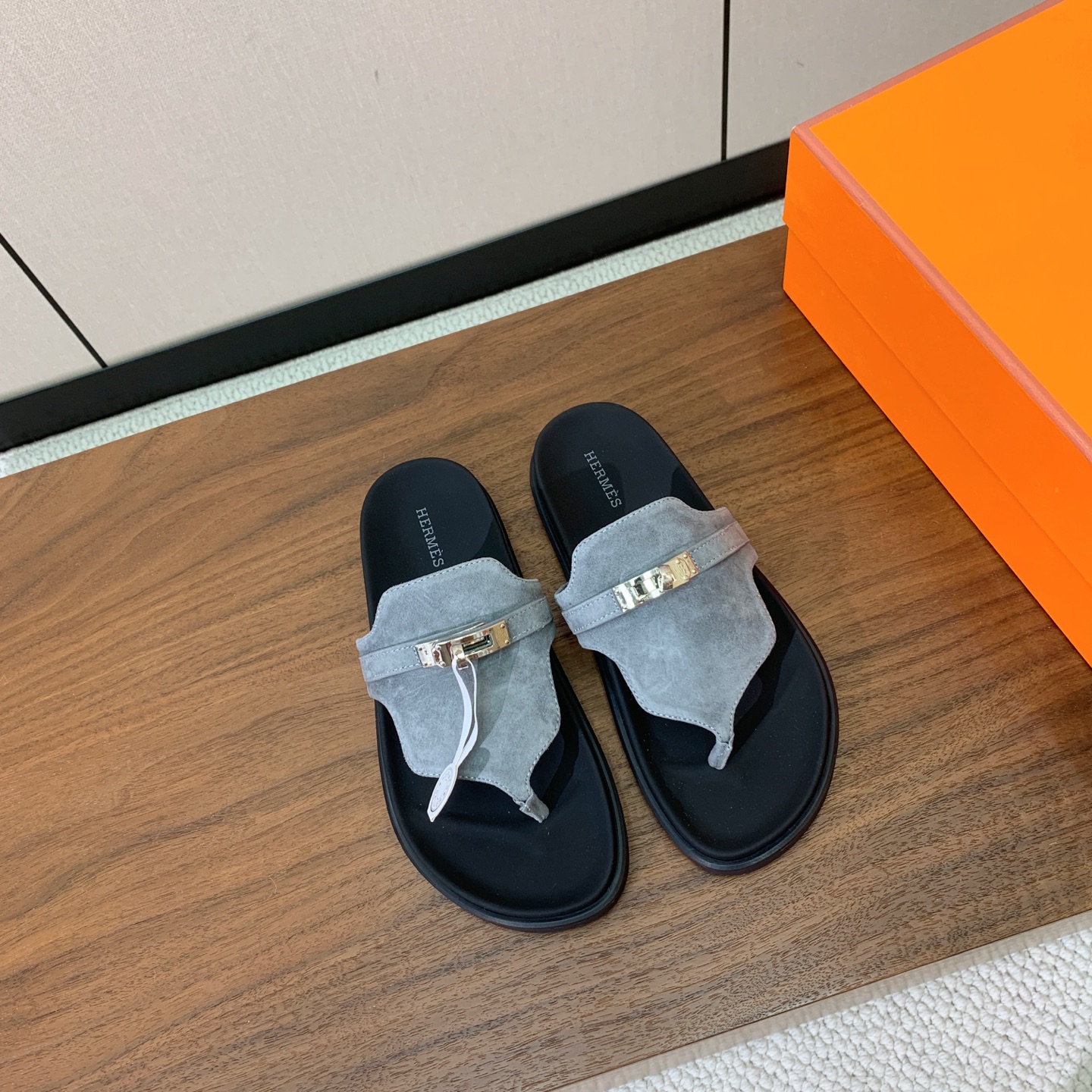 【Herm*s】情侣款人字拖。上脚简直太舒服了！憨厚又可爱！鞋面牛皮、羊京。开模TPU防滑大底（部分颜色