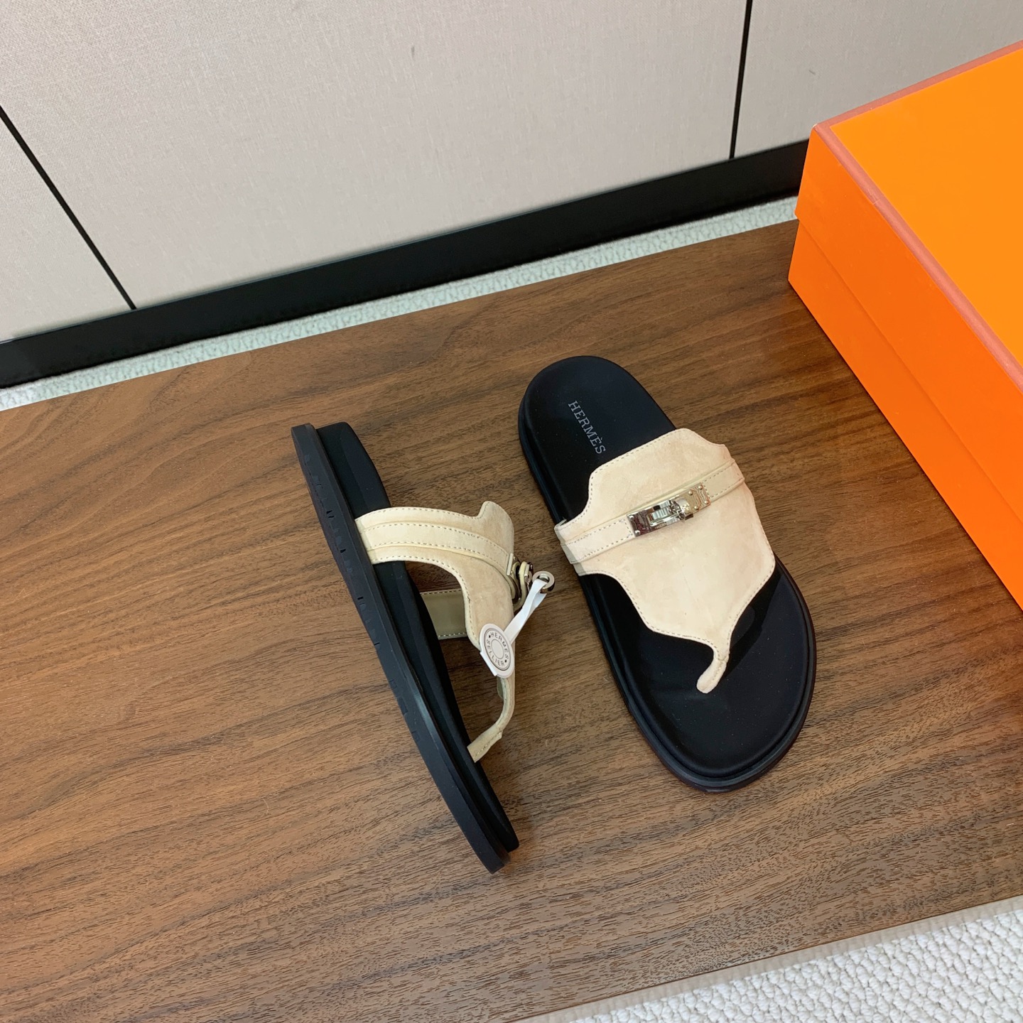 【Herm*s】情侣款人字拖。上脚简直太舒服了！憨厚又可爱！鞋面牛皮、羊京。开模TPU防滑大底（部分颜色