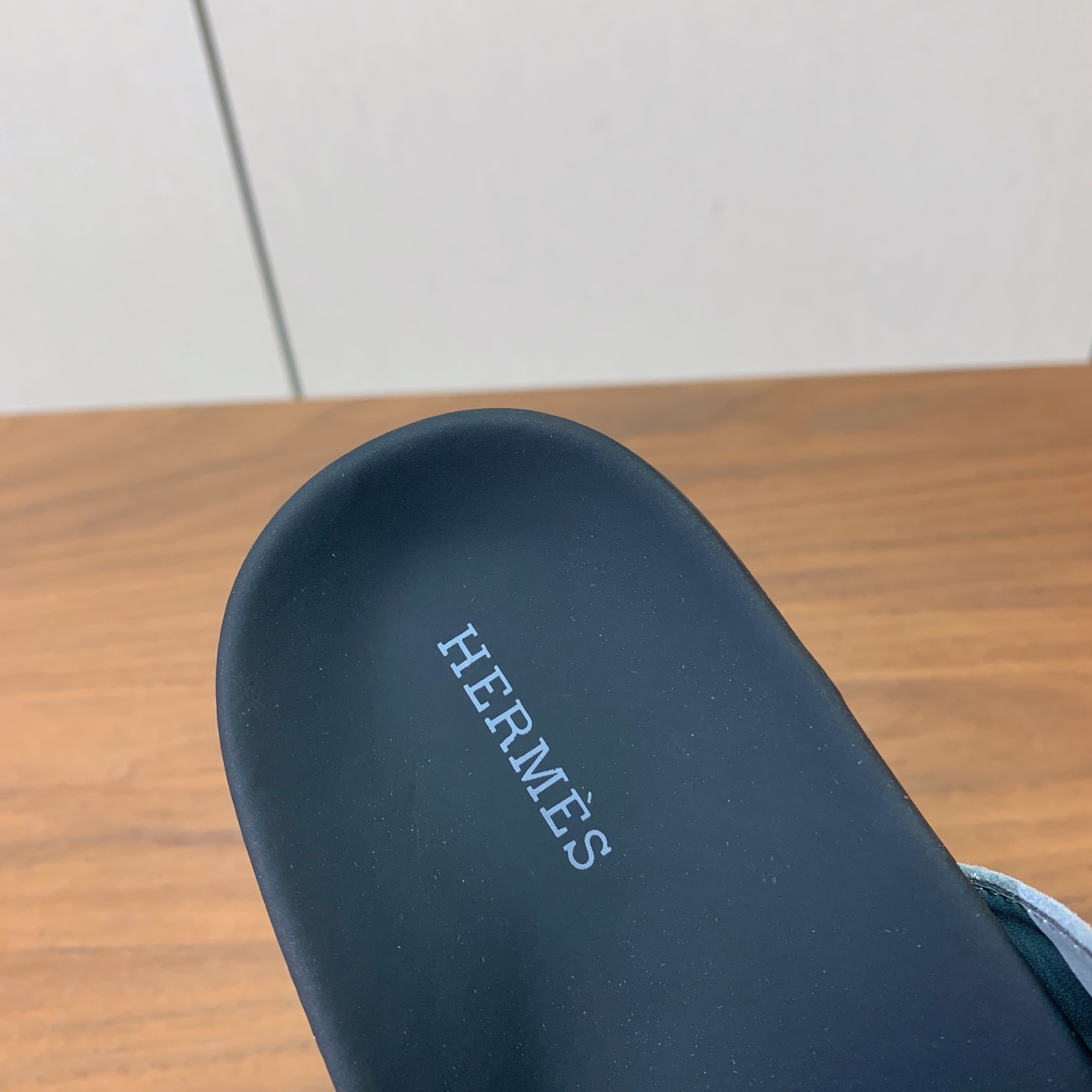 【Herm*s】情侣款人字拖。上脚简直太舒服了！憨厚又可爱！鞋面牛皮、羊京。开模TPU防滑大底（部分颜色