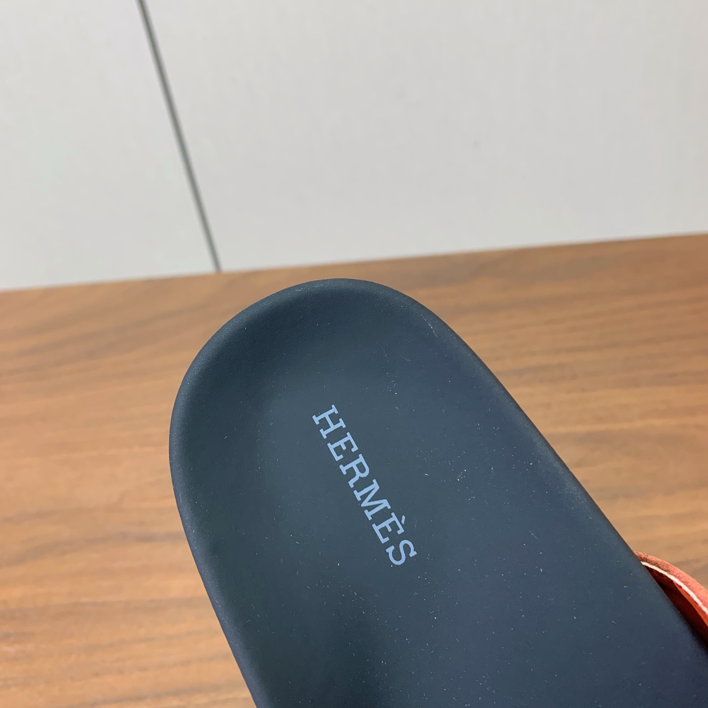 【Herm*s】情侣款人字拖。上脚简直太舒服了！憨厚又可爱！鞋面牛皮、羊京。开模TPU防滑大底（部分颜色