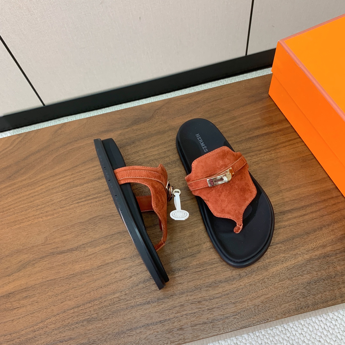 【Herm*s】情侣款人字拖。上脚简直太舒服了！憨厚又可爱！鞋面牛皮、羊京。开模TPU防滑大底（部分颜色