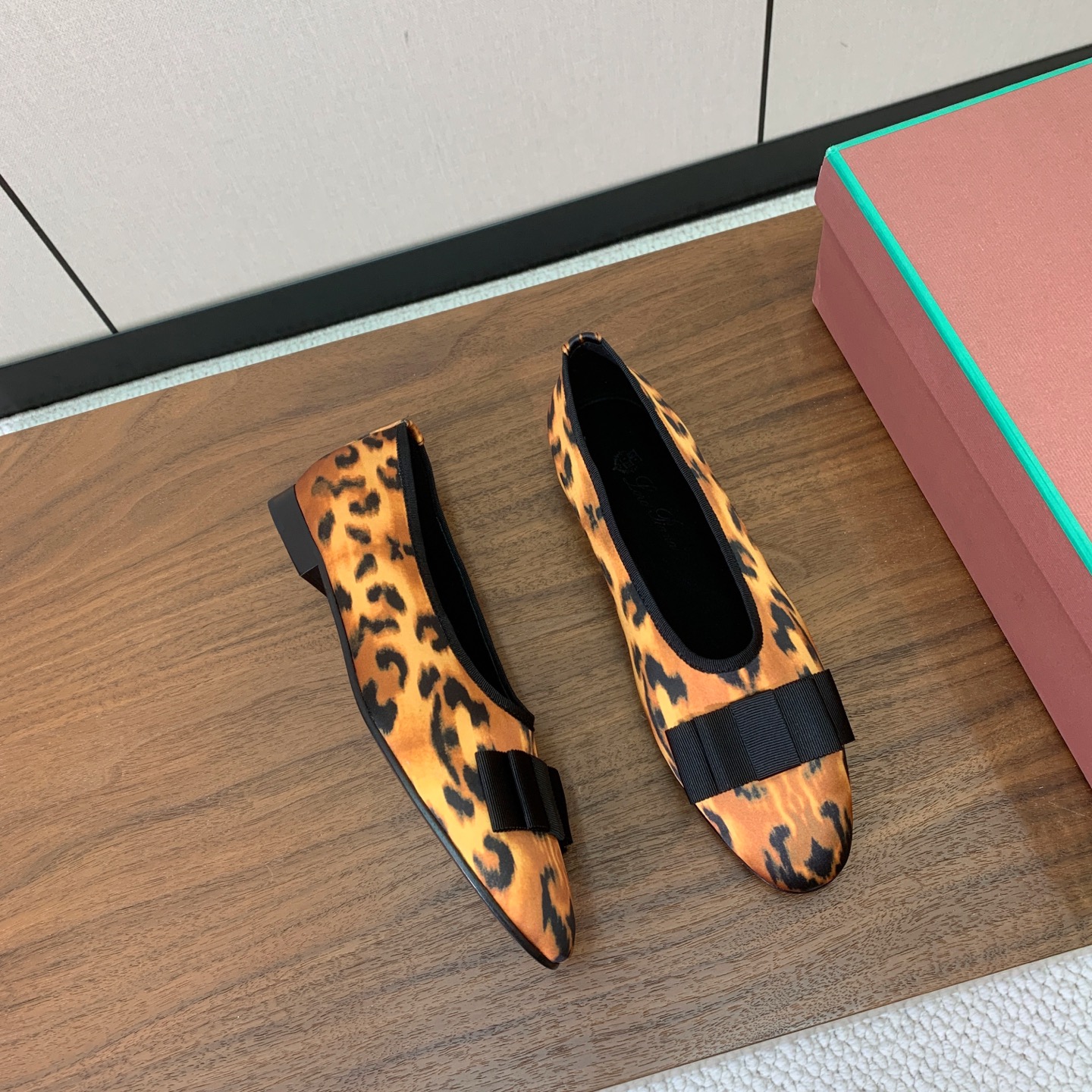 【Loro Piana】蝴蝶结单鞋。极简主义风格。属于非常耐看的款式！高级百搭之王。鞋面漆皮、真丝。进口真皮大底。 码数