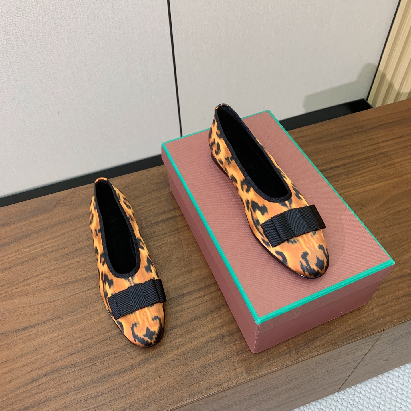 【Loro Piana】蝴蝶结单鞋。极简主义风格。属于非常耐看的款式！高级百搭之王。鞋面漆皮、真丝。进口真皮大底。 码数