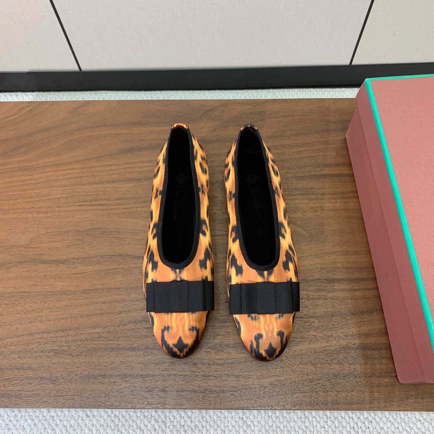 【Loro Piana】蝴蝶结单鞋。极简主义风格。属于非常耐看的款式！高级百搭之王。鞋面漆皮、真丝。进口真皮大底。 码数