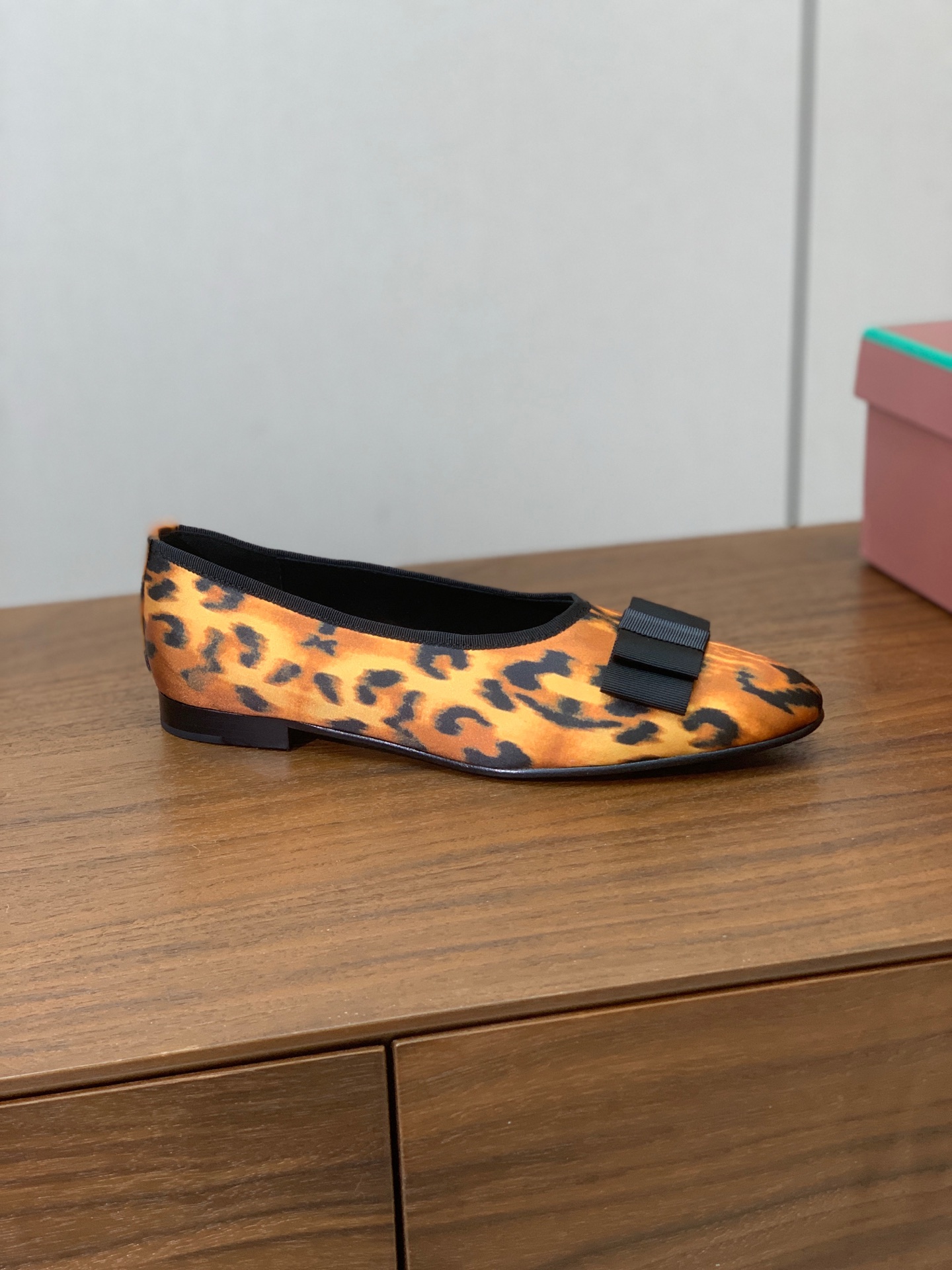 【Loro Piana】蝴蝶结单鞋。极简主义风格。属于非常耐看的款式！高级百搭之王。鞋面漆皮、真丝。进口真皮大底。 码数