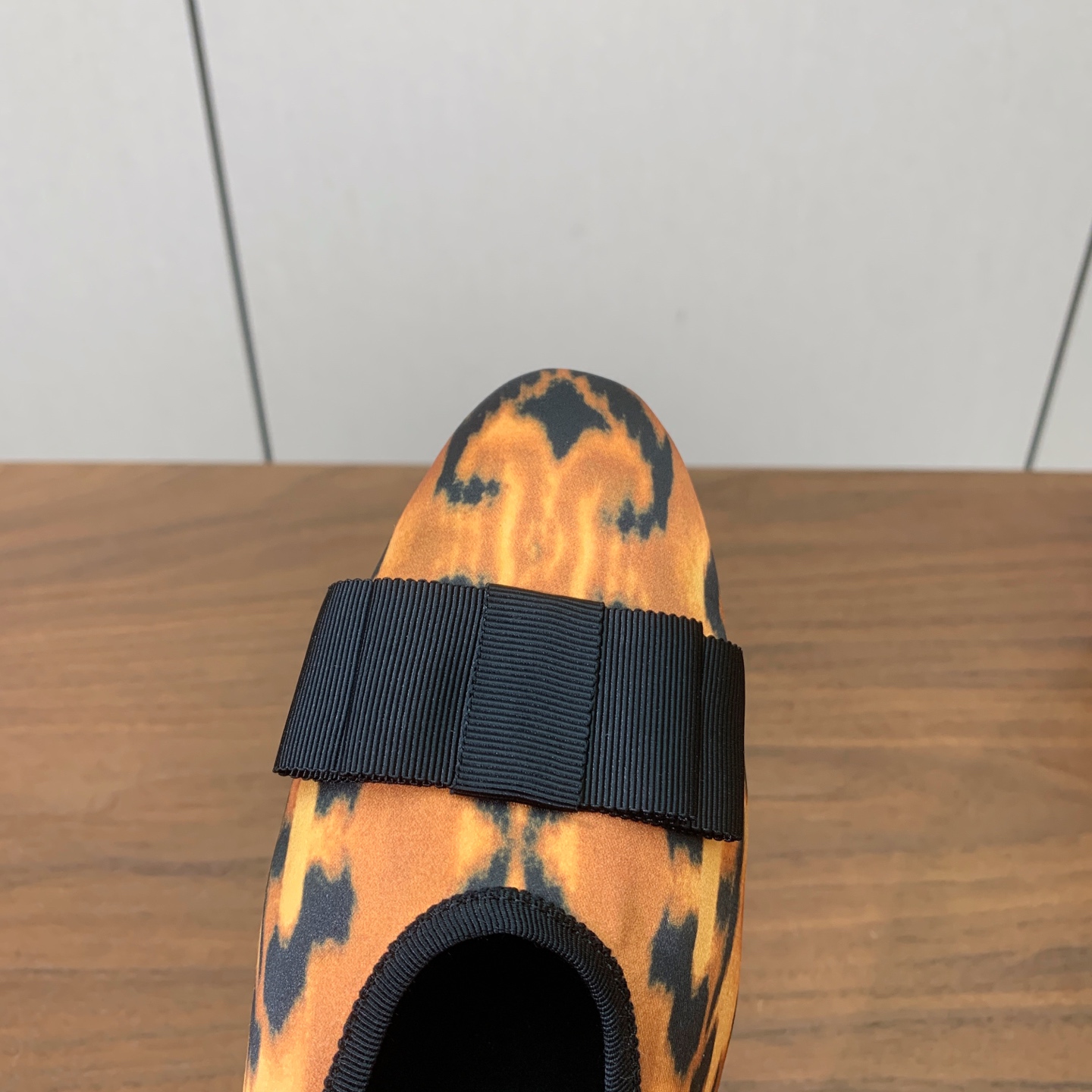 【Loro Piana】蝴蝶结单鞋。极简主义风格。属于非常耐看的款式！高级百搭之王。鞋面漆皮、真丝。进口真皮大底。 码数