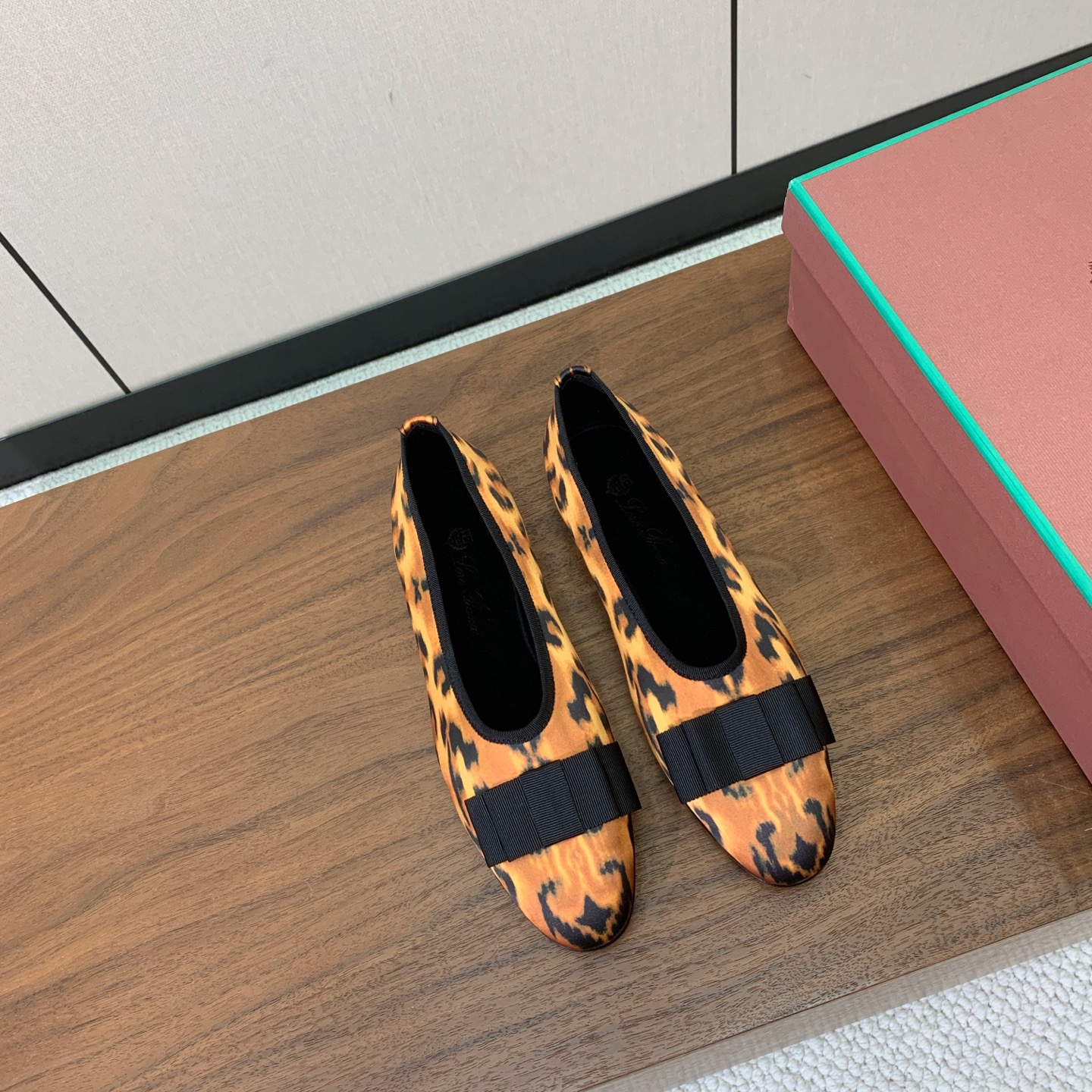 【Loro Piana】蝴蝶结单鞋。极简主义风格。属于非常耐看的款式！高级百搭之王。鞋面漆皮、真丝。进口真皮大底。 码数