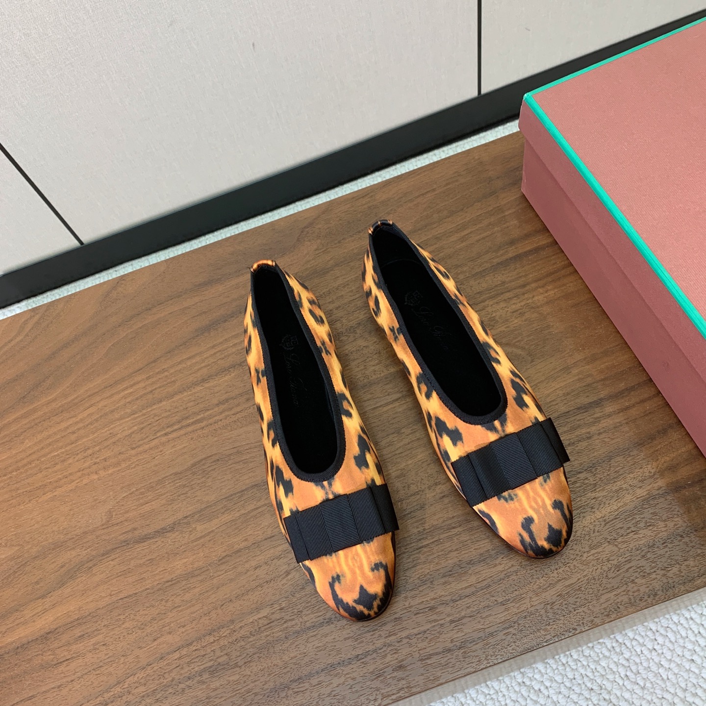 【Loro Piana】蝴蝶结单鞋。极简主义风格。属于非常耐看的款式！高级百搭之王。鞋面漆皮、真丝。进口真皮大底。 码数