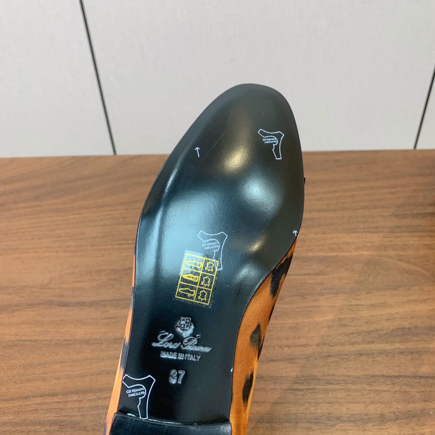 【Loro Piana】蝴蝶结单鞋。极简主义风格。属于非常耐看的款式！高级百搭之王。鞋面漆皮、真丝。进口真皮大底。 码数