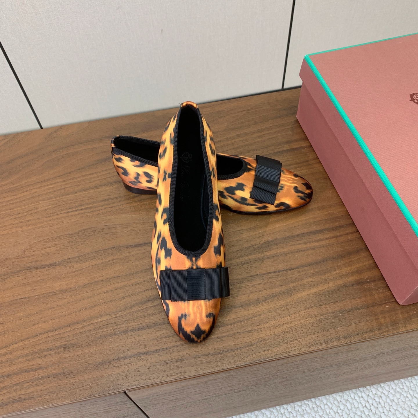 【Loro Piana】蝴蝶结单鞋。极简主义风格。属于非常耐看的款式！高级百搭之王。鞋面漆皮、真丝。进口真皮大底。 码数