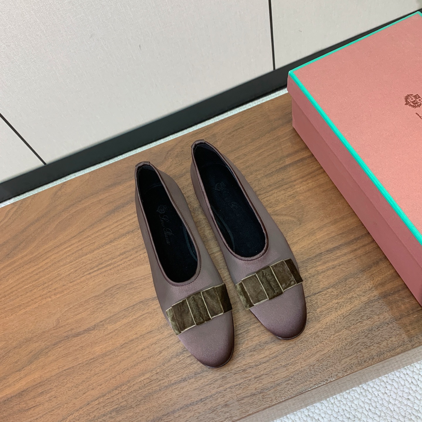 【Loro Piana】蝴蝶结单鞋。极简主义风格。属于非常耐看的款式！高级百搭之王。鞋面漆皮、真丝。进口真皮大底。 码数