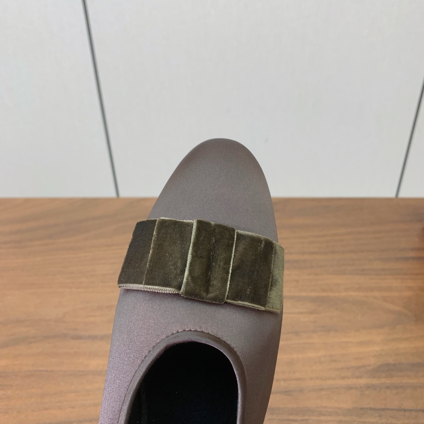 【Loro Piana】蝴蝶结单鞋。极简主义风格。属于非常耐看的款式！高级百搭之王。鞋面漆皮、真丝。进口真皮大底。 码数