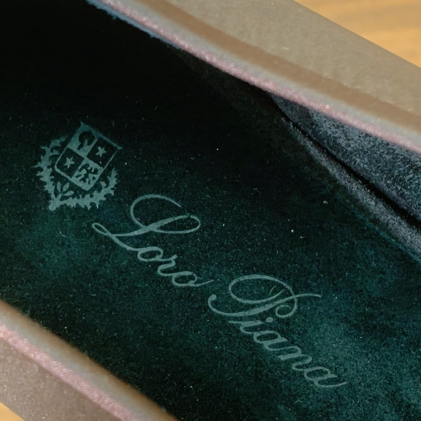 【Loro Piana】蝴蝶结单鞋。极简主义风格。属于非常耐看的款式！高级百搭之王。鞋面漆皮、真丝。进口真皮大底。 码数