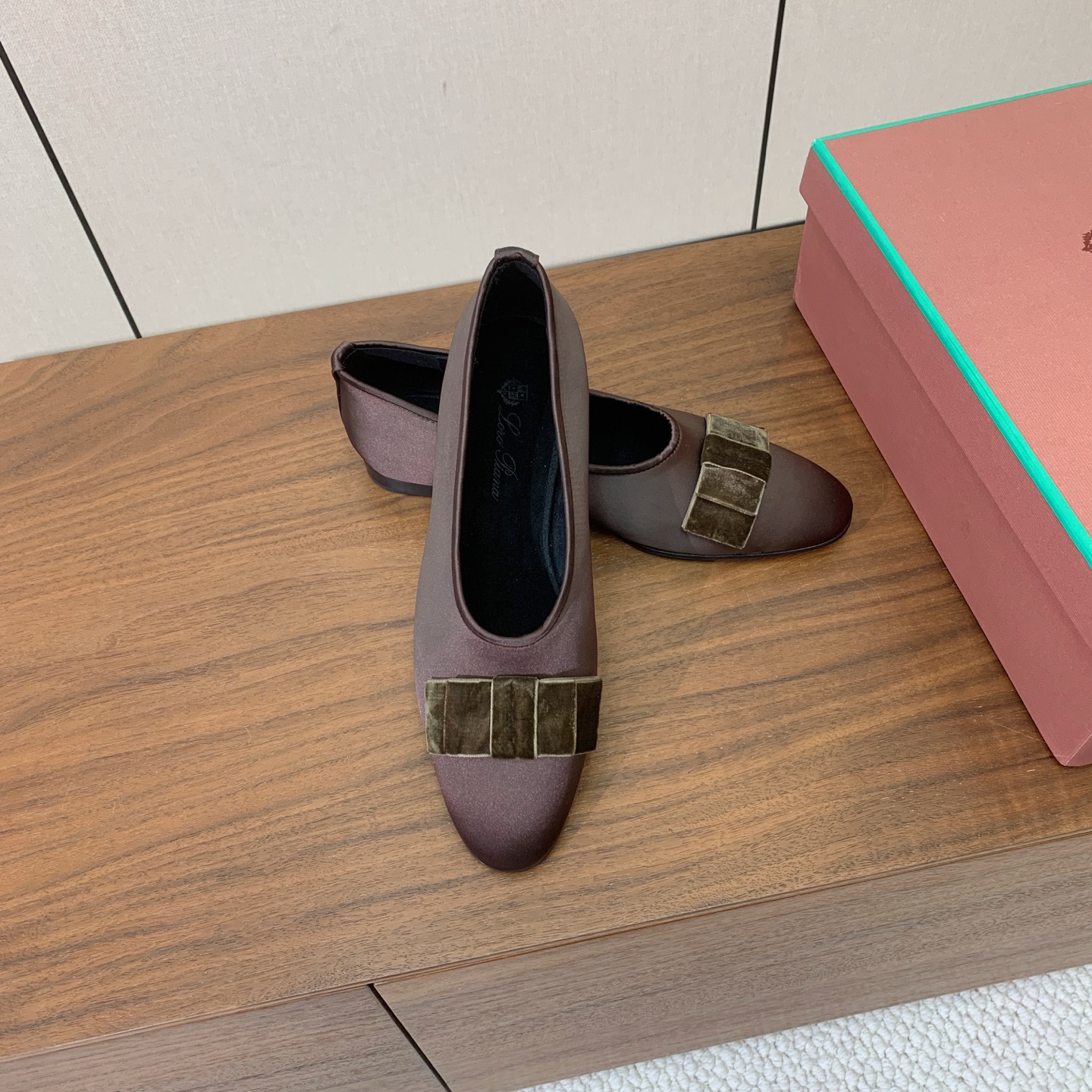【Loro Piana】蝴蝶结单鞋。极简主义风格。属于非常耐看的款式！高级百搭之王。鞋面漆皮、真丝。进口真皮大底。 码数