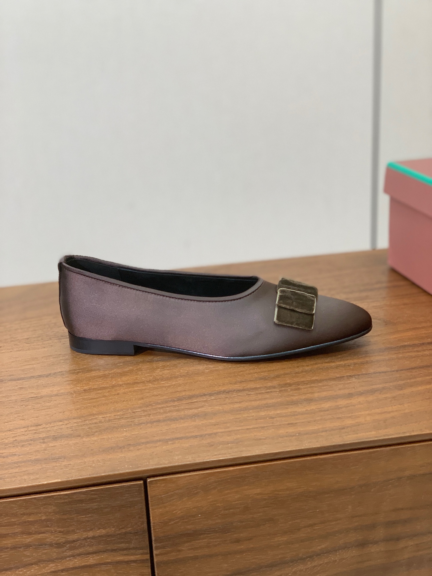 【Loro Piana】蝴蝶结单鞋。极简主义风格。属于非常耐看的款式！高级百搭之王。鞋面漆皮、真丝。进口真皮大底。 码数