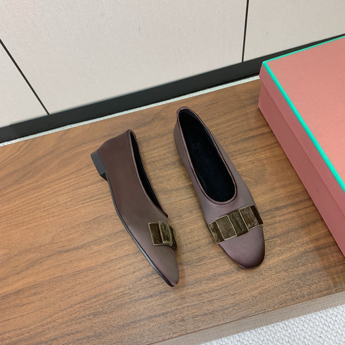 【Loro Piana】蝴蝶结单鞋。极简主义风格。属于非常耐看的款式！高级百搭之王。鞋面漆皮、真丝。进口真皮大底。 码数