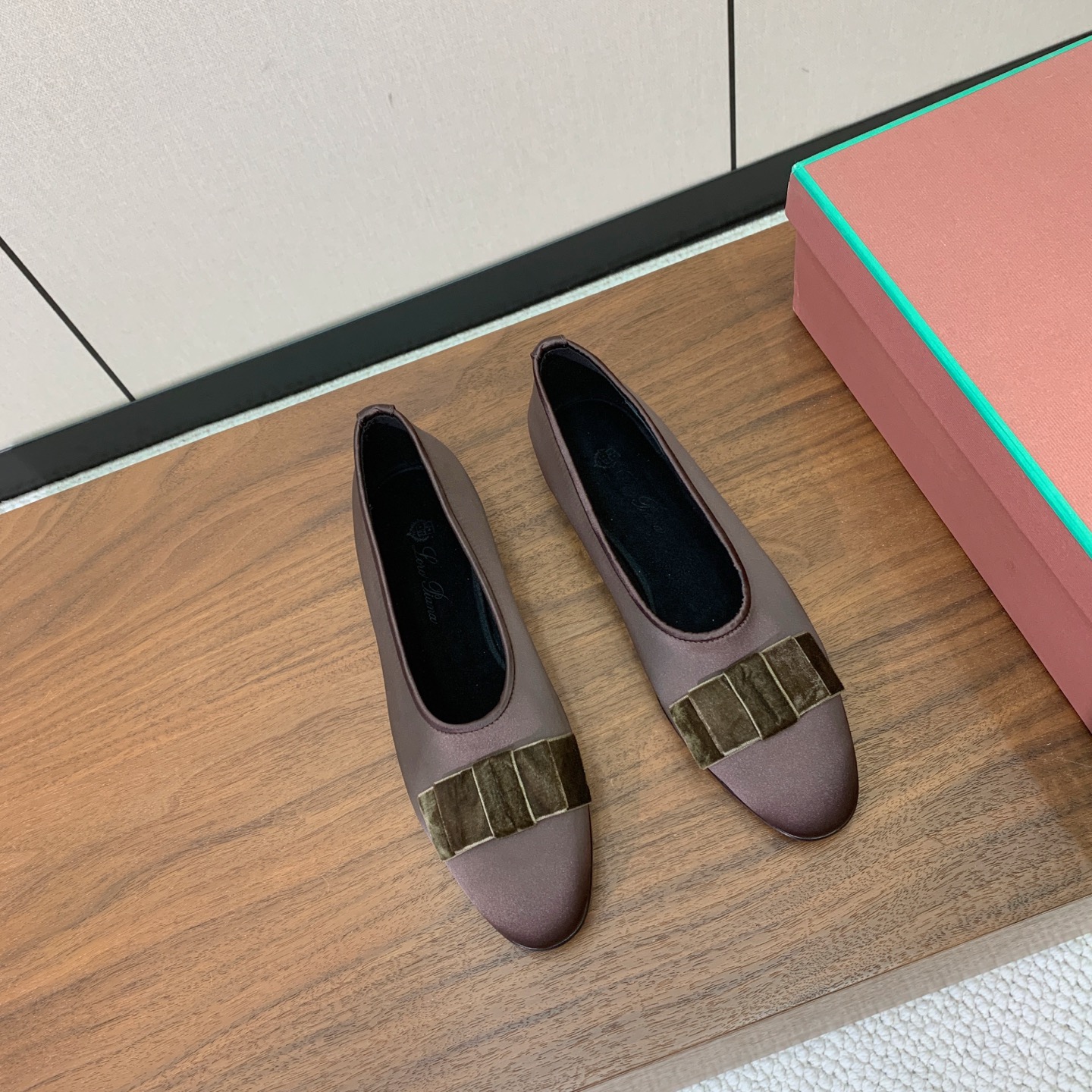 【Loro Piana】蝴蝶结单鞋。极简主义风格。属于非常耐看的款式！高级百搭之王。鞋面漆皮、真丝。进口真皮大底。 码数