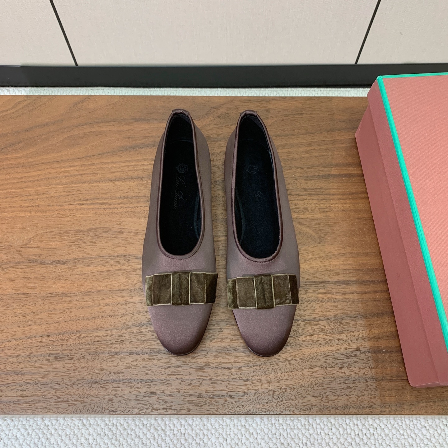 【Loro Piana】蝴蝶结单鞋。极简主义风格。属于非常耐看的款式！高级百搭之王。鞋面漆皮、真丝。进口真皮大底。 码数