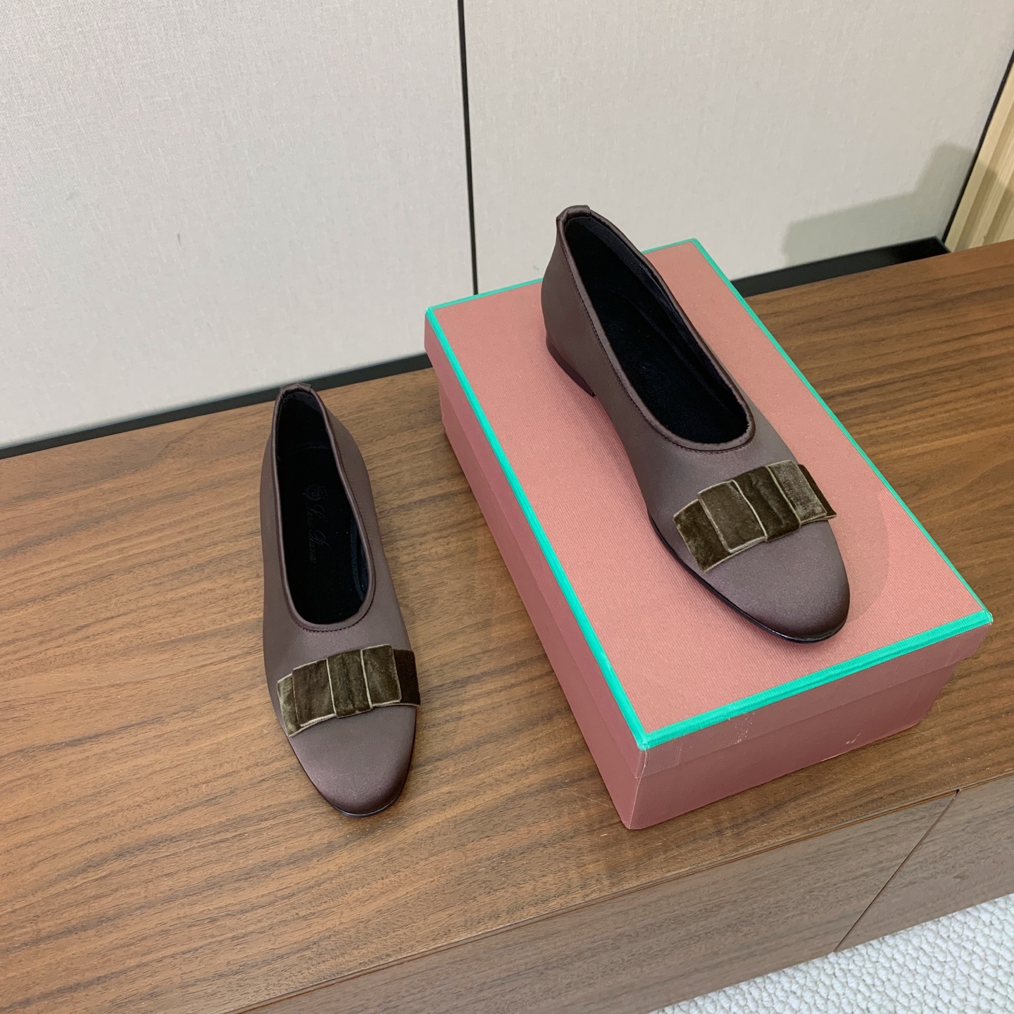 【Loro Piana】蝴蝶结单鞋。极简主义风格。属于非常耐看的款式！高级百搭之王。鞋面漆皮、真丝。进口真皮大底。 码数