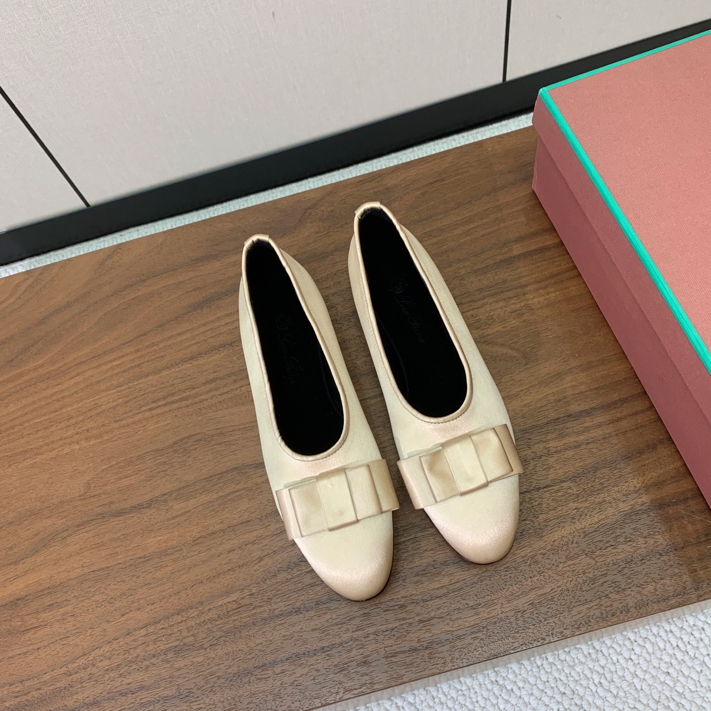 【Loro Piana】蝴蝶结单鞋。极简主义风格。属于非常耐看的款式！高级百搭之王。鞋面漆皮、真丝。进口真皮大底。 码数