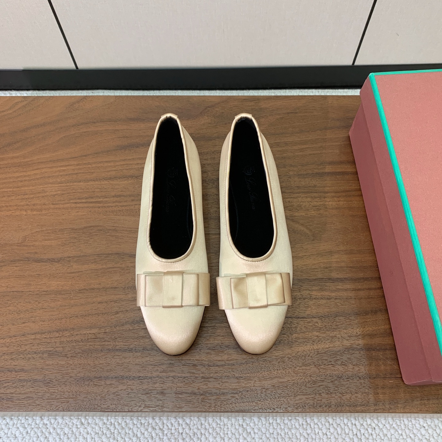 【Loro Piana】蝴蝶结单鞋。极简主义风格。属于非常耐看的款式！高级百搭之王。鞋面漆皮、真丝。进口真皮大底。 码数