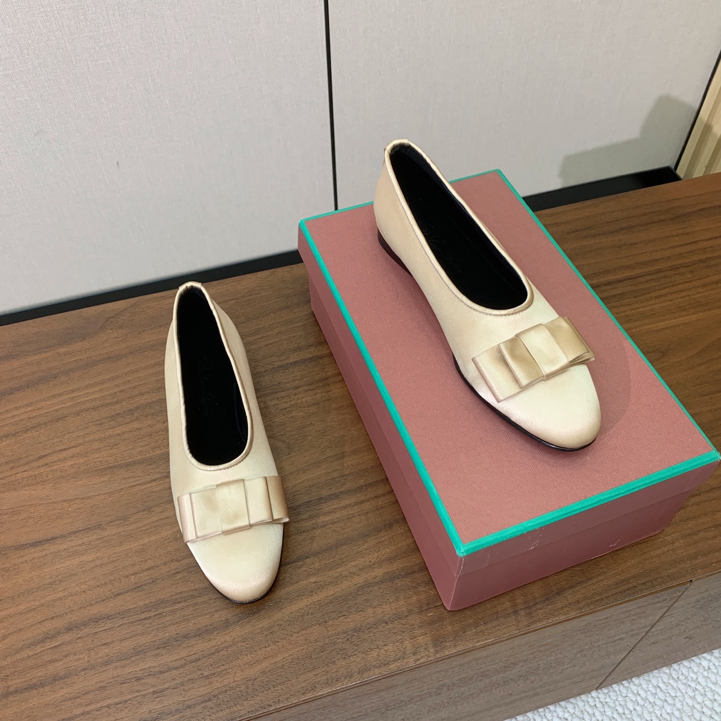 【Loro Piana】蝴蝶结单鞋。极简主义风格。属于非常耐看的款式！高级百搭之王。鞋面漆皮、真丝。进口真皮大底。 码数