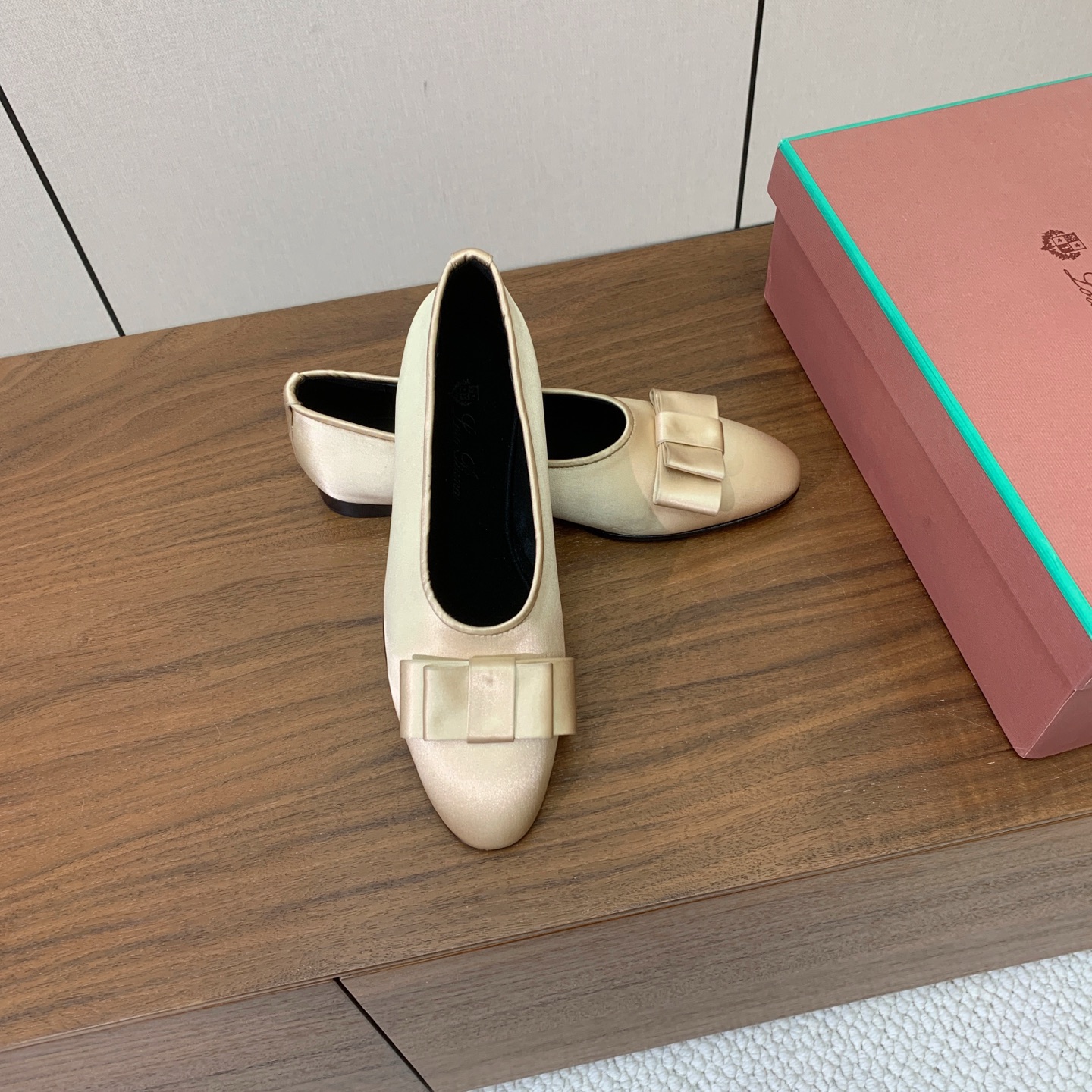 【Loro Piana】蝴蝶结单鞋。极简主义风格。属于非常耐看的款式！高级百搭之王。鞋面漆皮、真丝。进口真皮大底。 码数