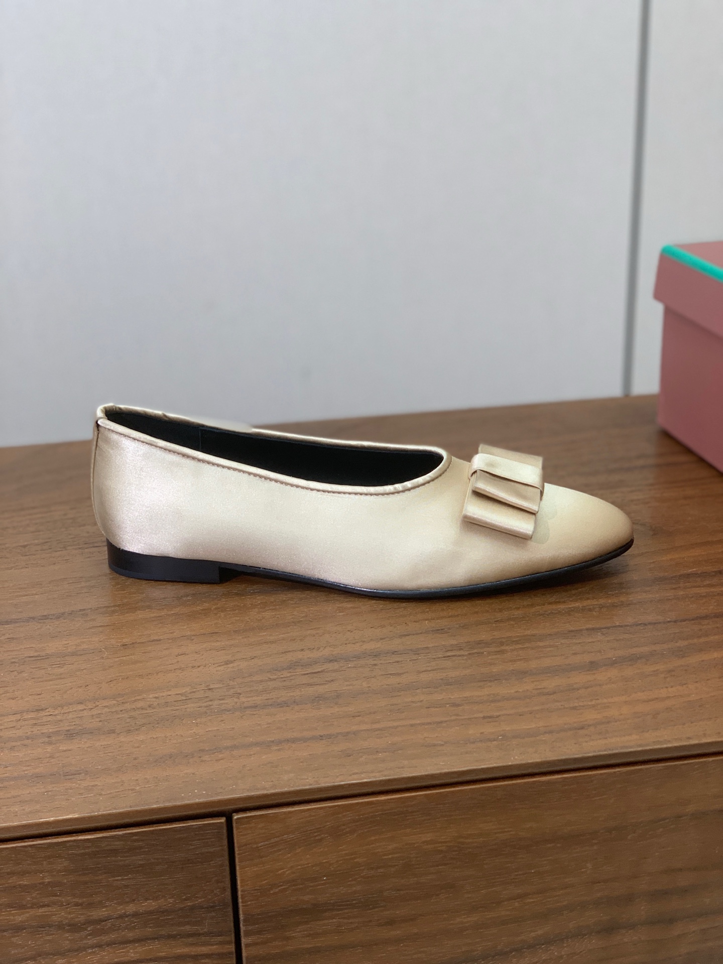 【Loro Piana】蝴蝶结单鞋。极简主义风格。属于非常耐看的款式！高级百搭之王。鞋面漆皮、真丝。进口真皮大底。 码数
