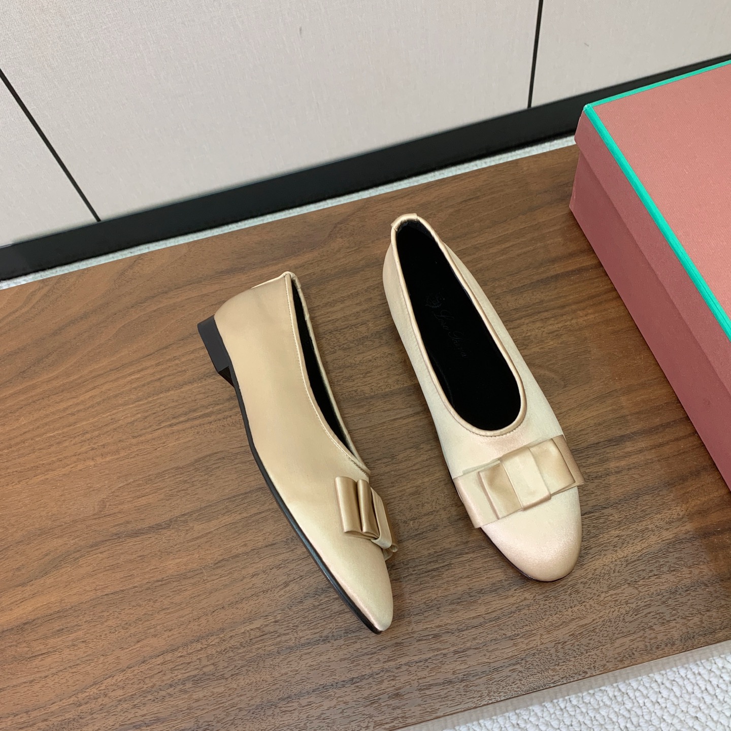 【Loro Piana】蝴蝶结单鞋。极简主义风格。属于非常耐看的款式！高级百搭之王。鞋面漆皮、真丝。进口真皮大底。 码数