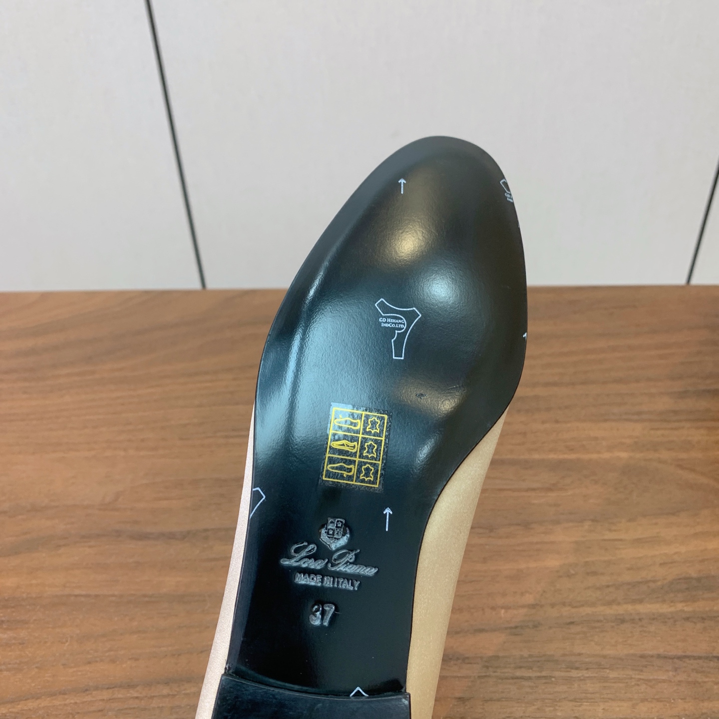 【Loro Piana】蝴蝶结单鞋。极简主义风格。属于非常耐看的款式！高级百搭之王。鞋面漆皮、真丝。进口真皮大底。 码数