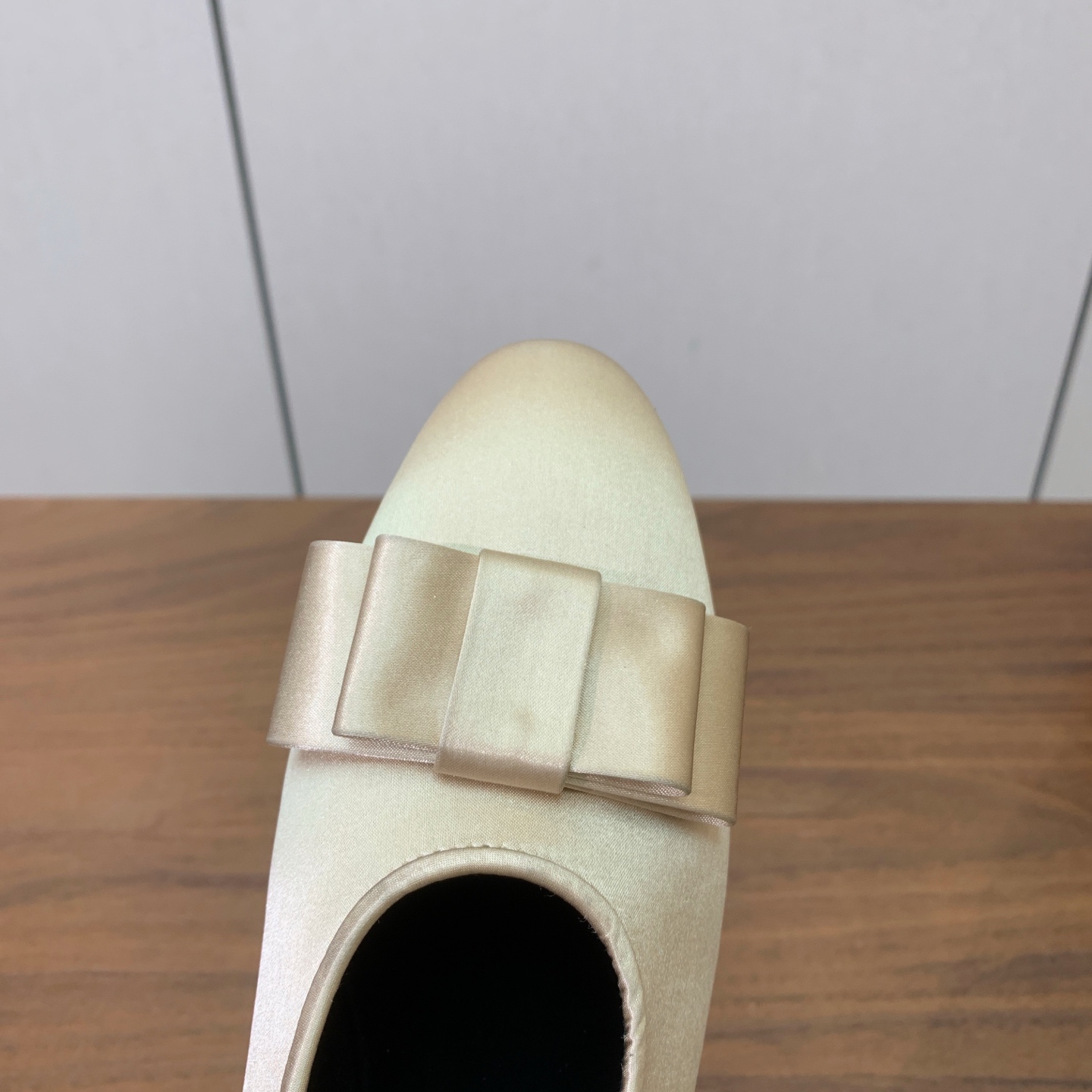 【Loro Piana】蝴蝶结单鞋。极简主义风格。属于非常耐看的款式！高级百搭之王。鞋面漆皮、真丝。进口真皮大底。 码数