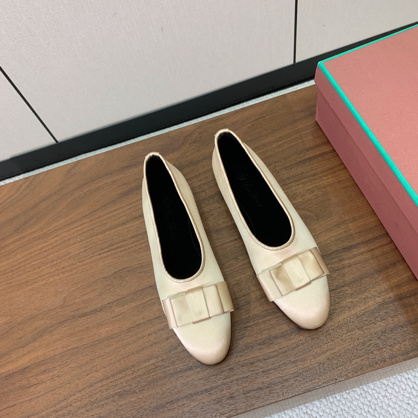 【Loro Piana】蝴蝶结单鞋。极简主义风格。属于非常耐看的款式！高级百搭之王。鞋面漆皮、真丝。进口真皮大底。 码数