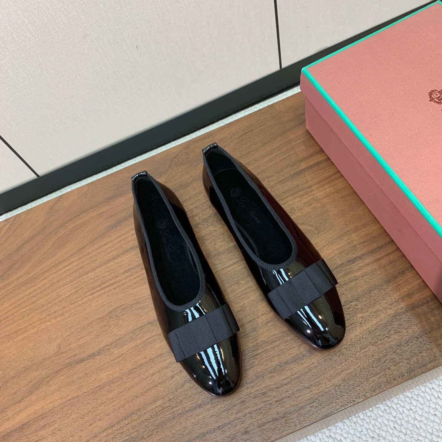 【Loro Piana】蝴蝶结单鞋。极简主义风格。属于非常耐看的款式！高级百搭之王。鞋面漆皮、真丝。进口真皮大底。 码数
