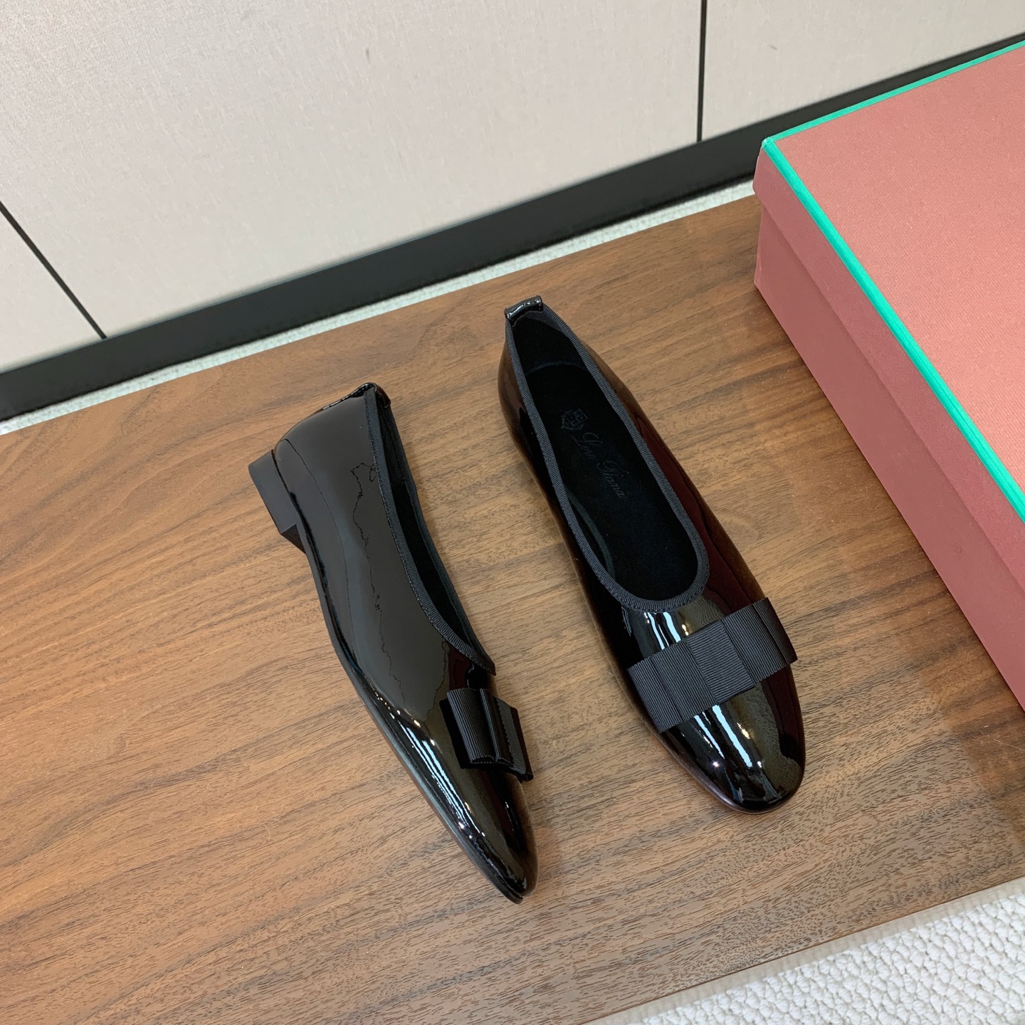 【Loro Piana】蝴蝶结单鞋。极简主义风格。属于非常耐看的款式！高级百搭之王。鞋面漆皮、真丝。进口真皮大底。 码数