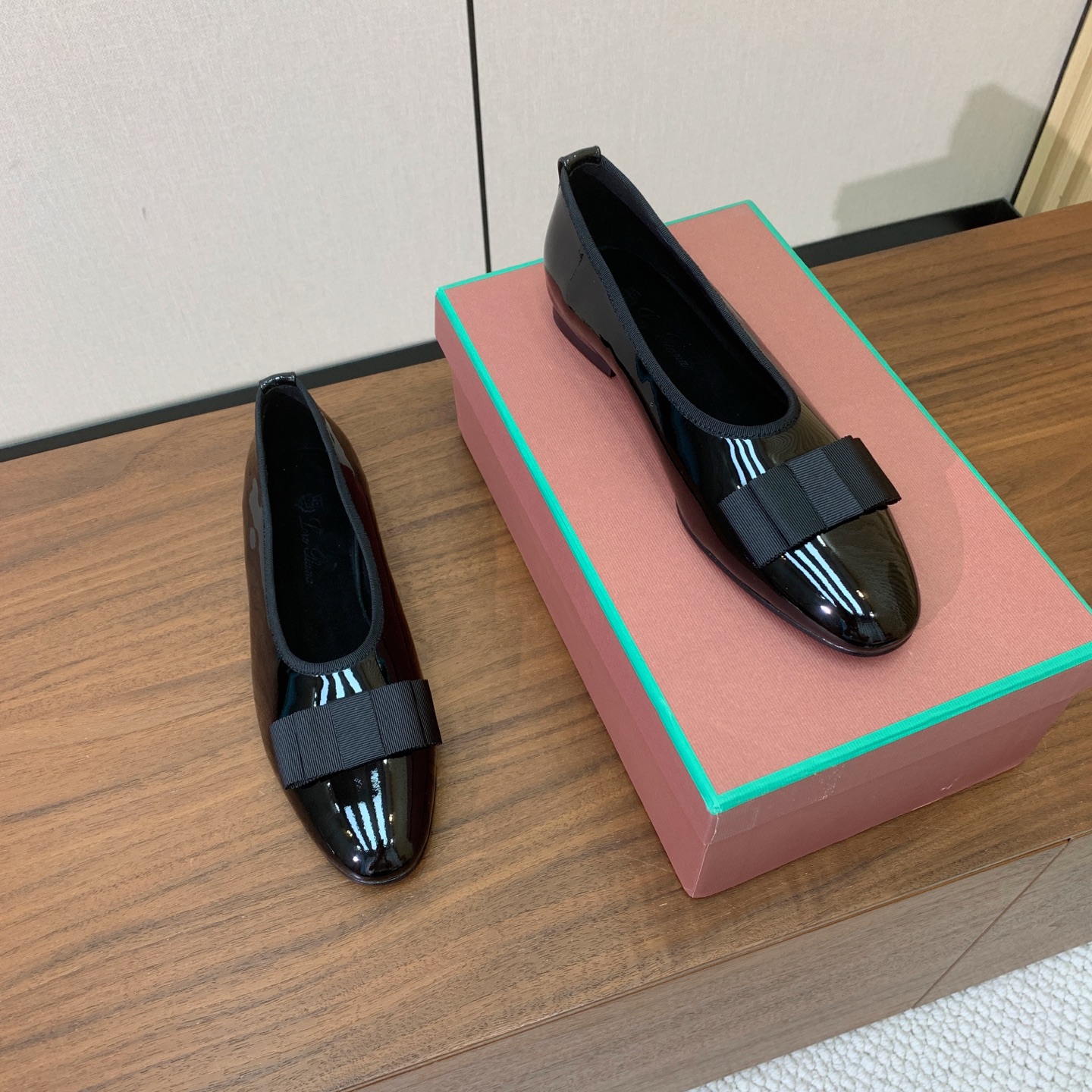 【Loro Piana】蝴蝶结单鞋。极简主义风格。属于非常耐看的款式！高级百搭之王。鞋面漆皮、真丝。进口真皮大底。 码数