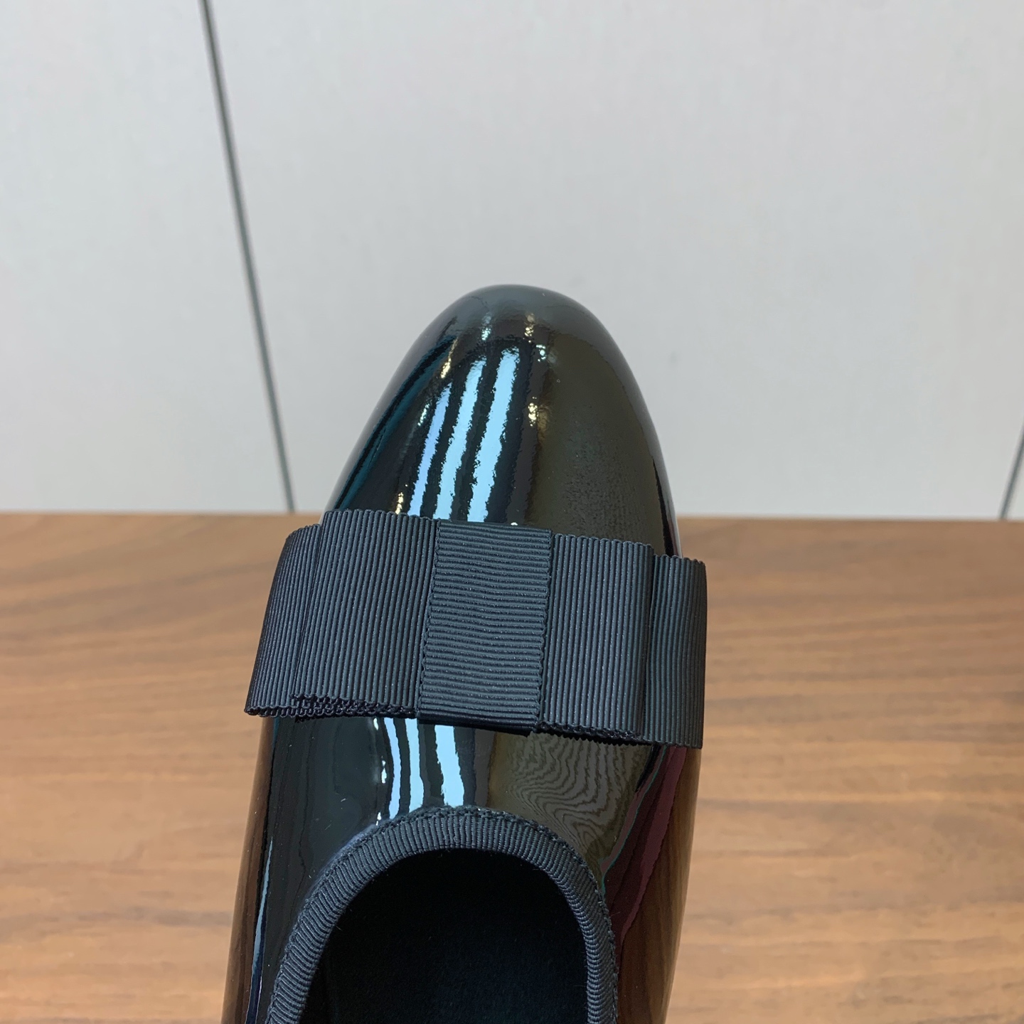 【Loro Piana】蝴蝶结单鞋。极简主义风格。属于非常耐看的款式！高级百搭之王。鞋面漆皮、真丝。进口真皮大底。 码数