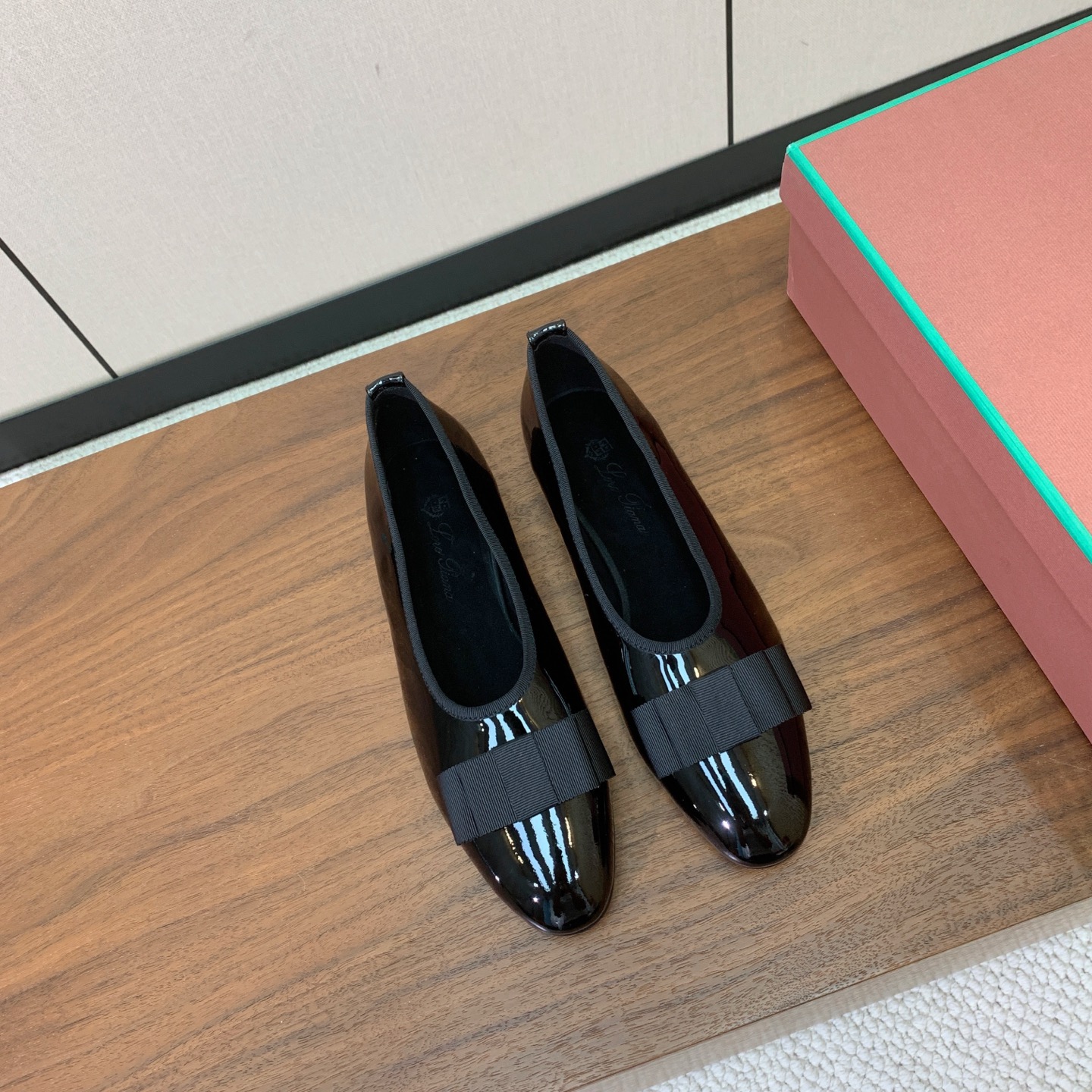 【Loro Piana】蝴蝶结单鞋。极简主义风格。属于非常耐看的款式！高级百搭之王。鞋面漆皮、真丝。进口真皮大底。 码数