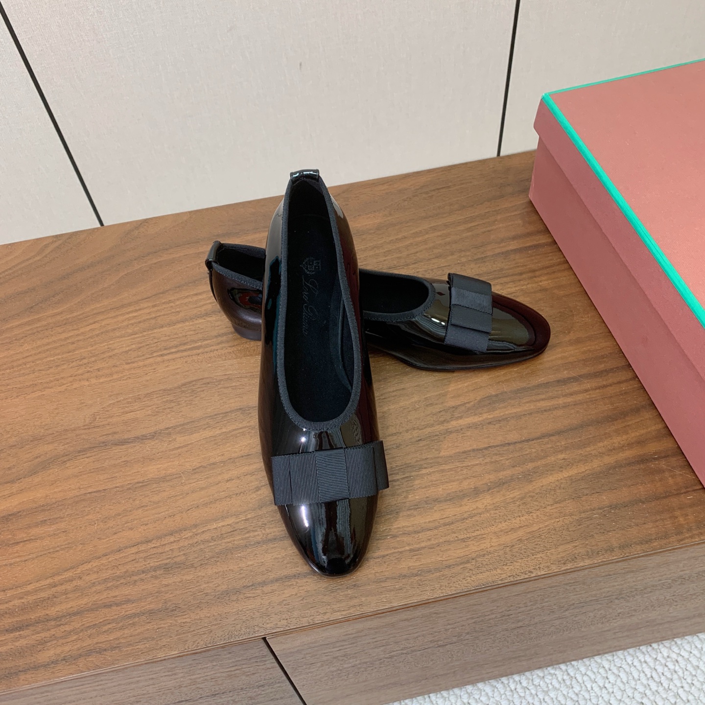 【Loro Piana】蝴蝶结单鞋。极简主义风格。属于非常耐看的款式！高级百搭之王。鞋面漆皮、真丝。进口真皮大底。 码数
