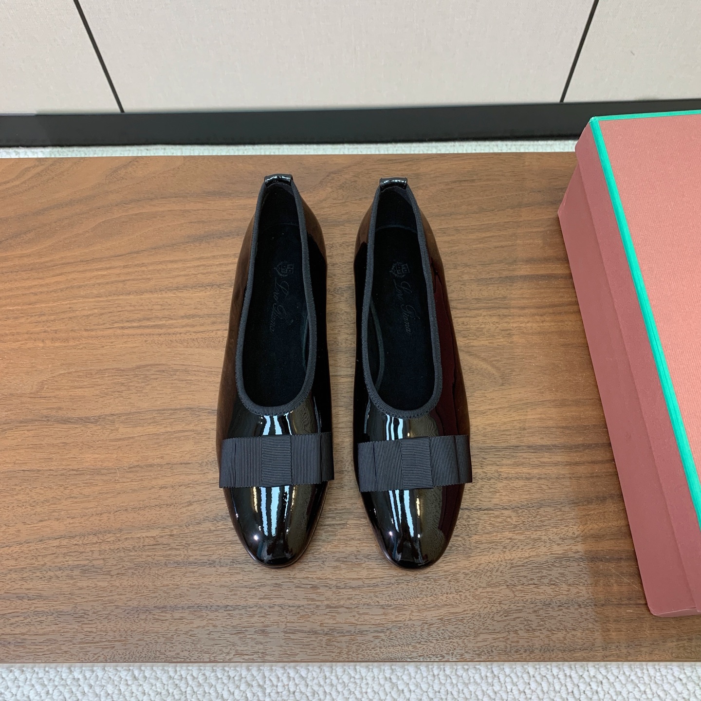 NO:927692,【Loro Piana】Bow knot shoes. Minimalist style. Very attractive style!  The king of high-end all-match. Patent leather upper, real silk. Imported leather outsole. Size 35-42 (40, 41, 42 customization is non-refundable). Batch, single shoes, loro piana, real silk, Leather soles19860909【Loro Piana】蝴蝶结单鞋.极简主义风格.属于非常耐看的款式！高级百搭之王.鞋面漆皮、真丝.进口真皮大底. 码数35-42（40、41、42定制不退换） 批,单鞋,loro piana,real silk,Leather soles,Women's Shoes
