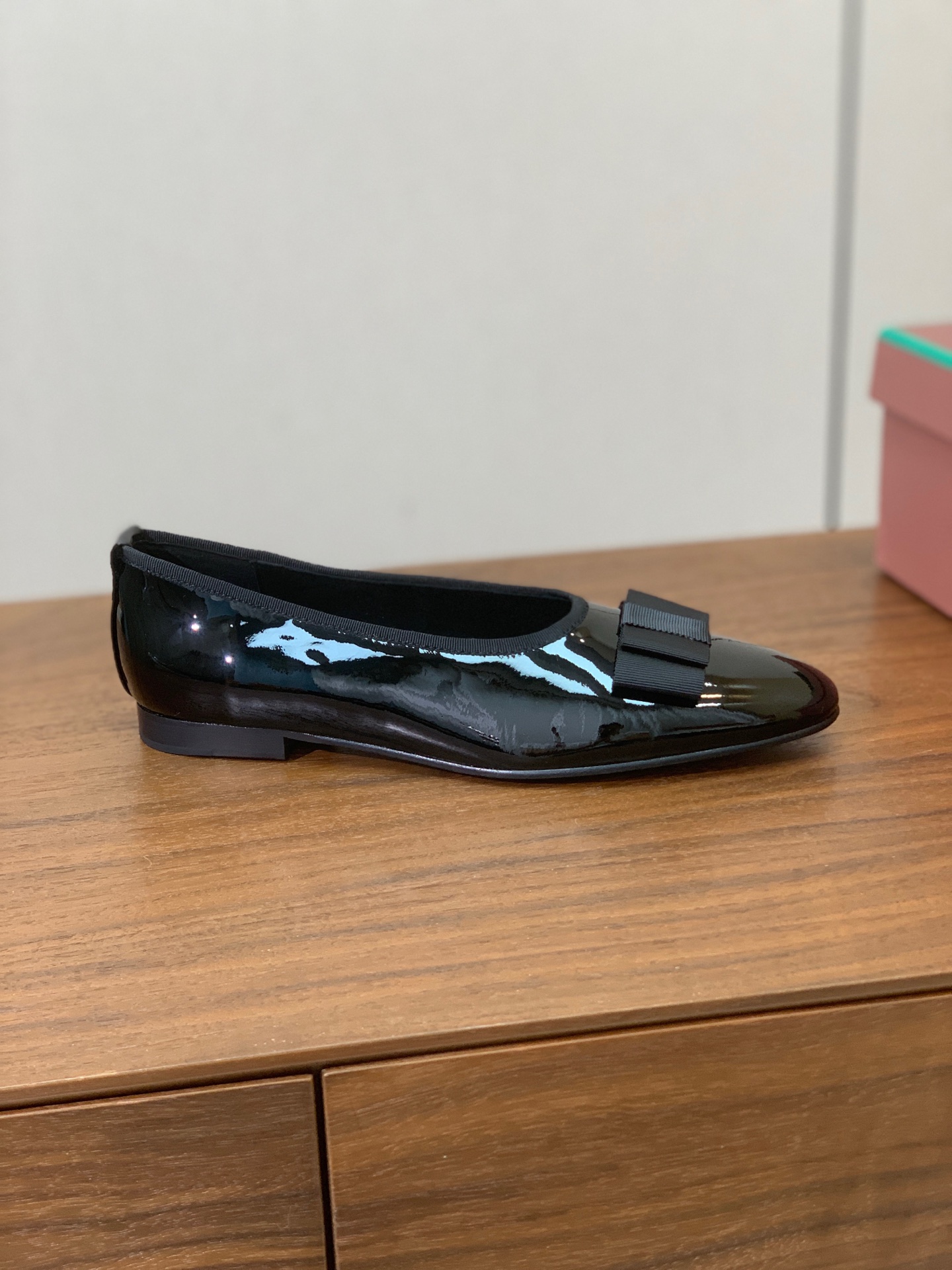 【Loro Piana】蝴蝶结单鞋。极简主义风格。属于非常耐看的款式！高级百搭之王。鞋面漆皮、真丝。进口真皮大底。 码数