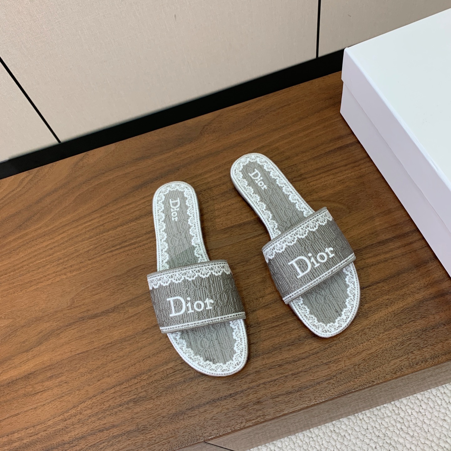 【 D*or】刺绣拖鞋系列。小清新风带点贵气的感觉。无论各种配件材质,都是独家一比一定制。材质:鞋面高级刺绣,意大利进口 【 D*or】刺绣拖鞋系列。小清新风带点贵气的感觉。无论各种配件材质,都是独家一比一定制。材质:鞋面高级刺绣,意大利进口
